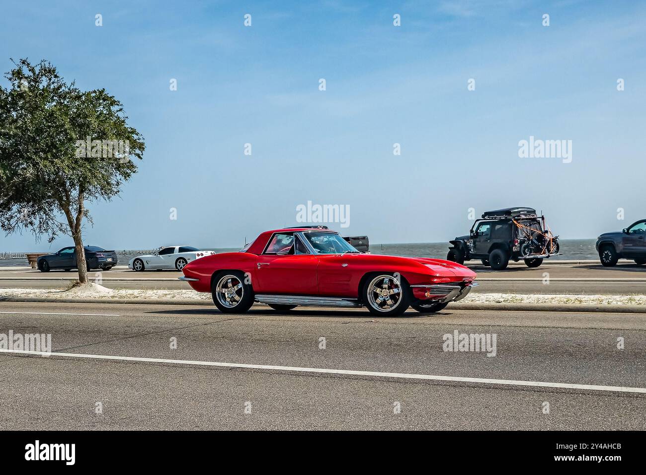 Gulfport, Mississippi - le 4 octobre 2023 : vue d'angle avant grand angle d'une Corvette Stingray coupé 1963 de Chevrolet lors d'un salon automobile local. Banque D'Images