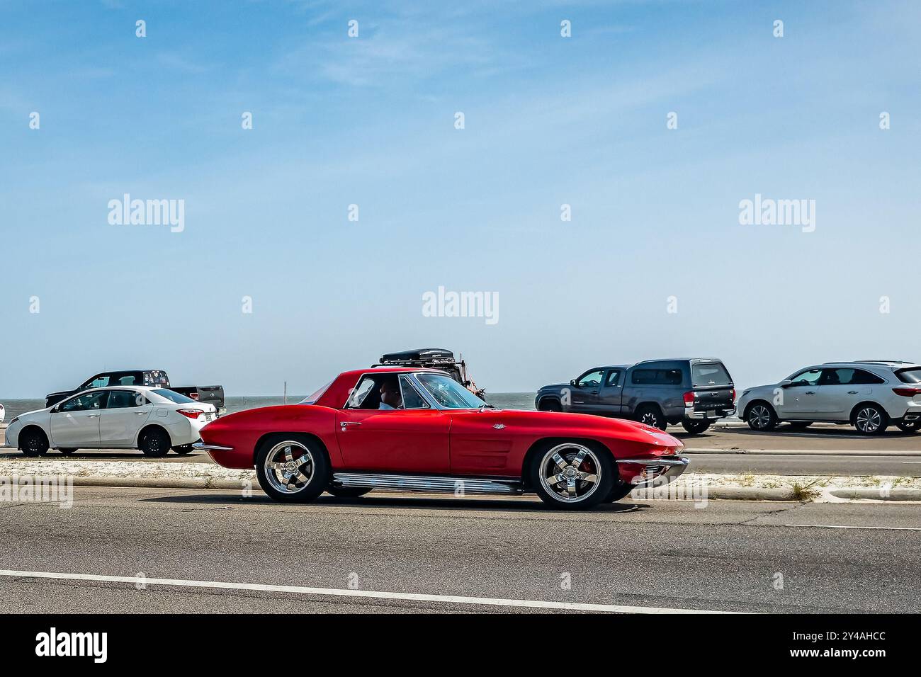 Gulfport, Mississippi - le 4 octobre 2023 : vue latérale grand angle d'une Corvette Stingray coupé 1963 de Chevrolet lors d'un salon automobile local. Banque D'Images