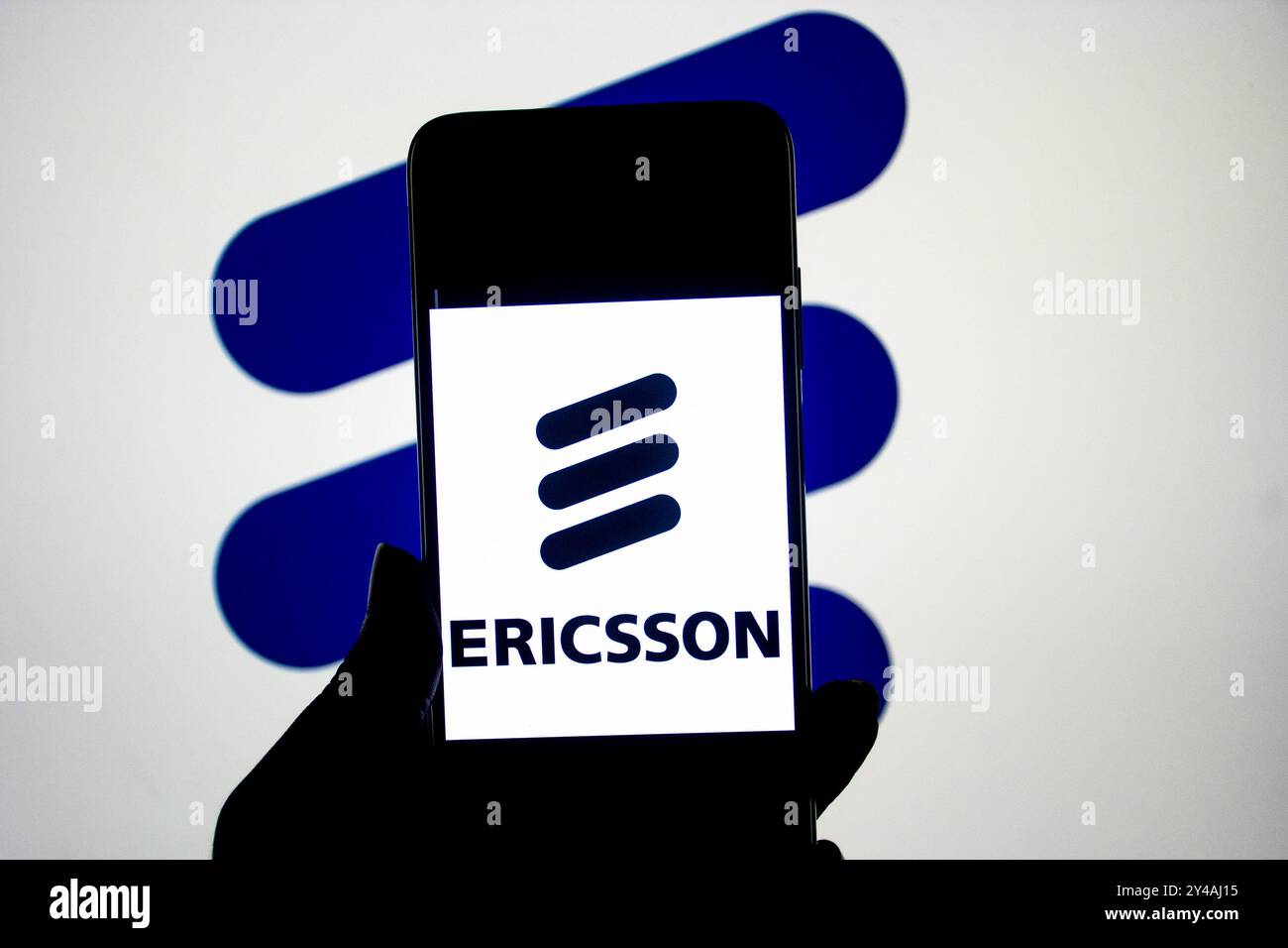 Inde. 16 septembre 2024. Dans cette illustration photo, un logo Ericsson vu affiché sur un smartphone et en arrière-plan. Crédit : SOPA images Limited/Alamy Live News Banque D'Images