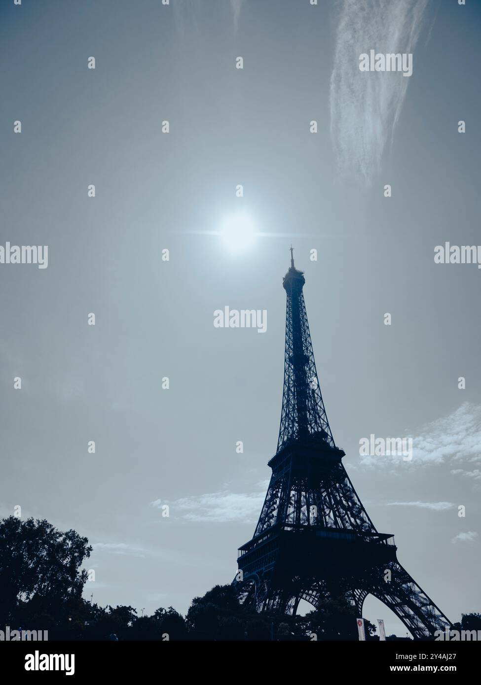 Soleil derrière la Tour Eiffel, jour d'été, Paris, France, Europe, UE. Banque D'Images