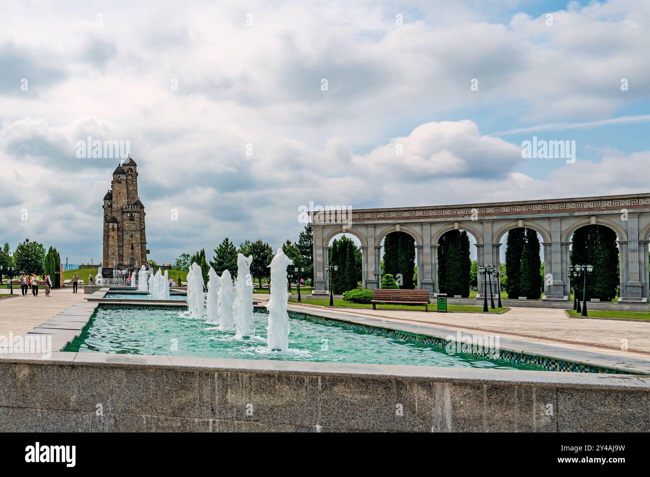 Nazran, Ingouchie, RUSSIE - 12 MAI 2024 : Musée des victimes de la répression, de la déportation et du conflit de l'automne 1992. Une structure commémorative i Banque D'Images