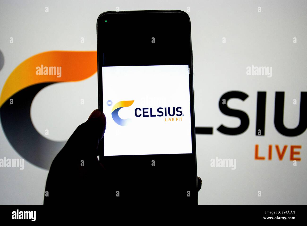 Dans cette illustration photo, un logo Celsius Live est affiché sur un smartphone et en arrière-plan. (Photo par Avishek Das / SOPA images / SIPA USA) *** strictement à des fins d'actualités éditoriales *** Banque D'Images