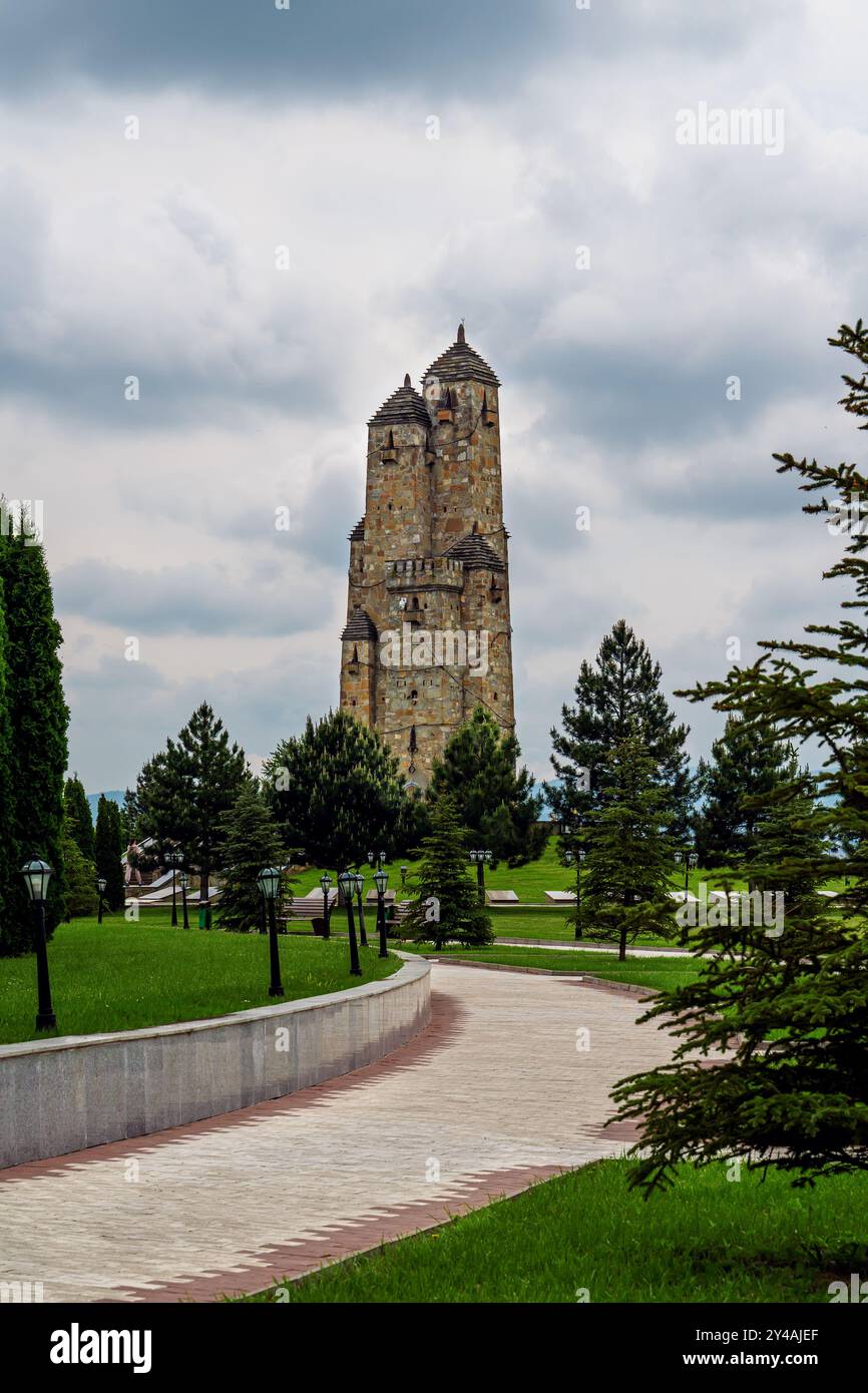 Nazran, Ingouchie, RUSSIE - 12 MAI 2024 : Musée des victimes de la répression, de la déportation et du conflit de l'automne 1992. Une structure commémorative i Banque D'Images
