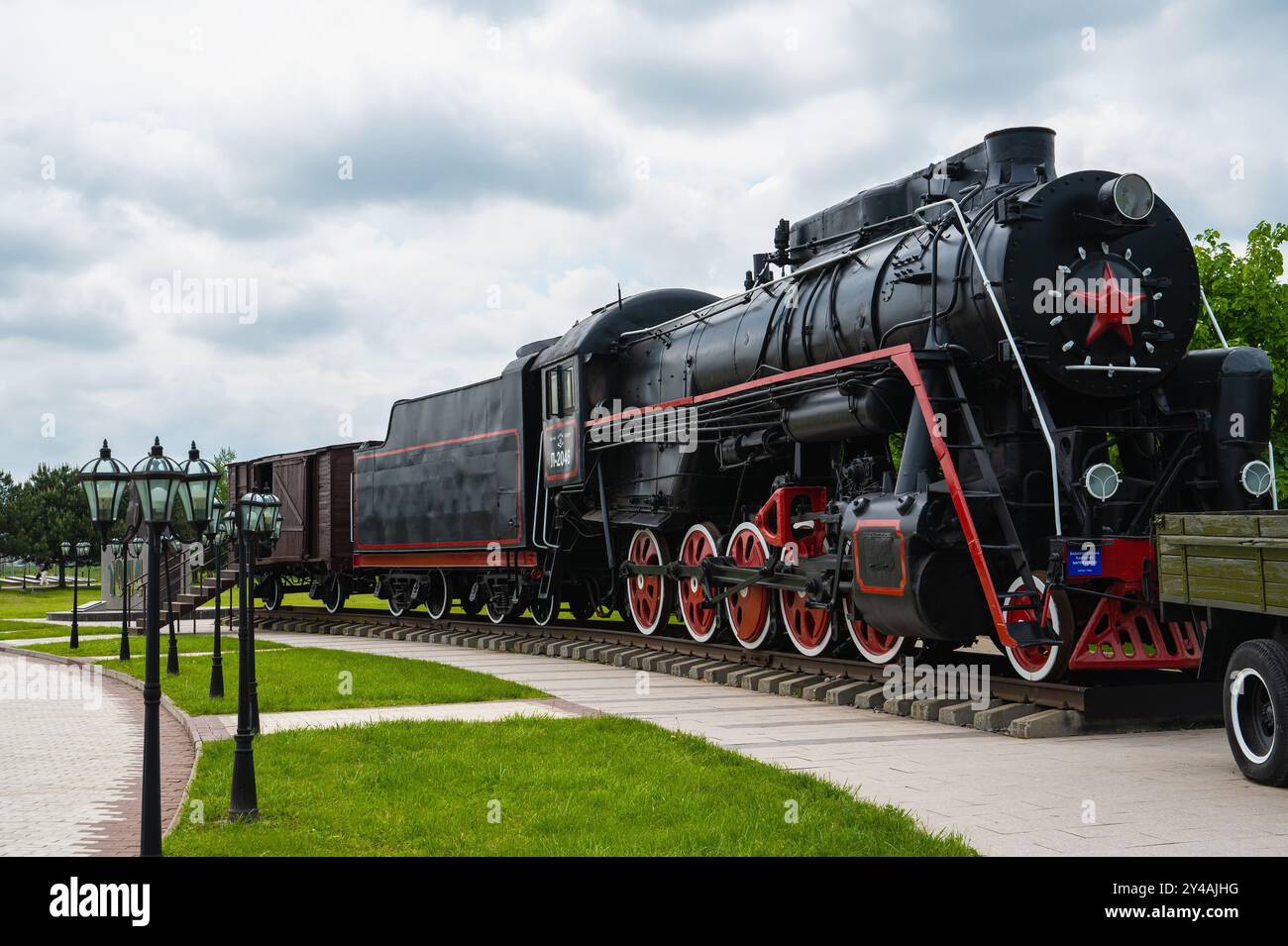 Nazran, Ingouchie, RUSSIE - 12 MAI 2024 : Mémorial de la mémoire et de la gloire. Grande locomotive à vapeur pour passagers. Transport ferroviaire vintage. Transpo Banque D'Images