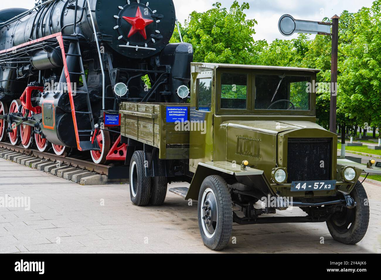 Nazran, Ingouchie, RUSSIE - 12 MAI 2024 : Mémorial de la mémoire et de la gloire. Camion soviétique de moyenne jauge avec un corps en bois, un gaz-AA et demi. Le vi Banque D'Images