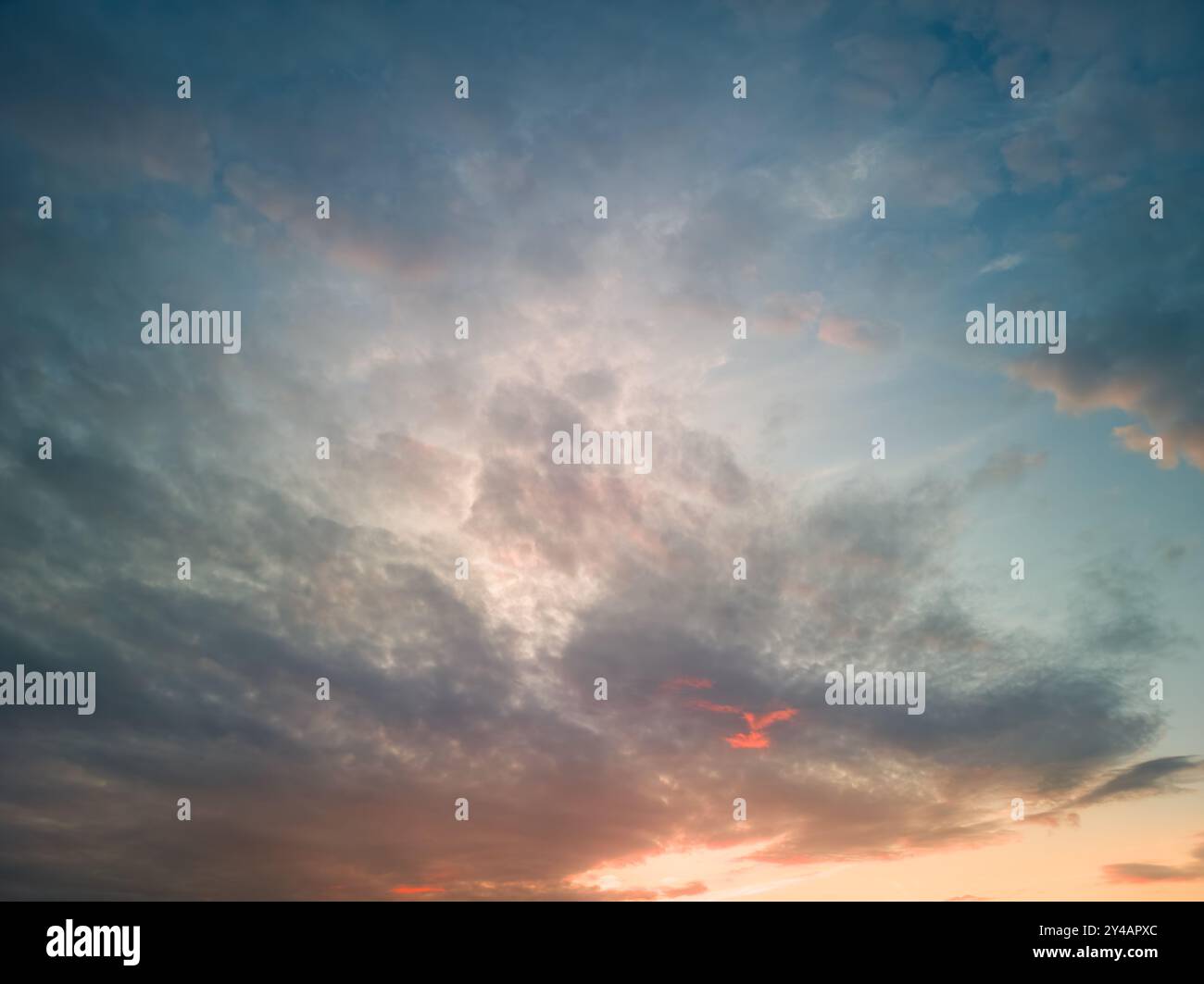 Les rayons du soleil se brisant à travers les nuages dramatiques le soir ou le matin dans le ciel du coucher du soleil ou de l'aube. Le concept de foi, espoir pour th Banque D'Images