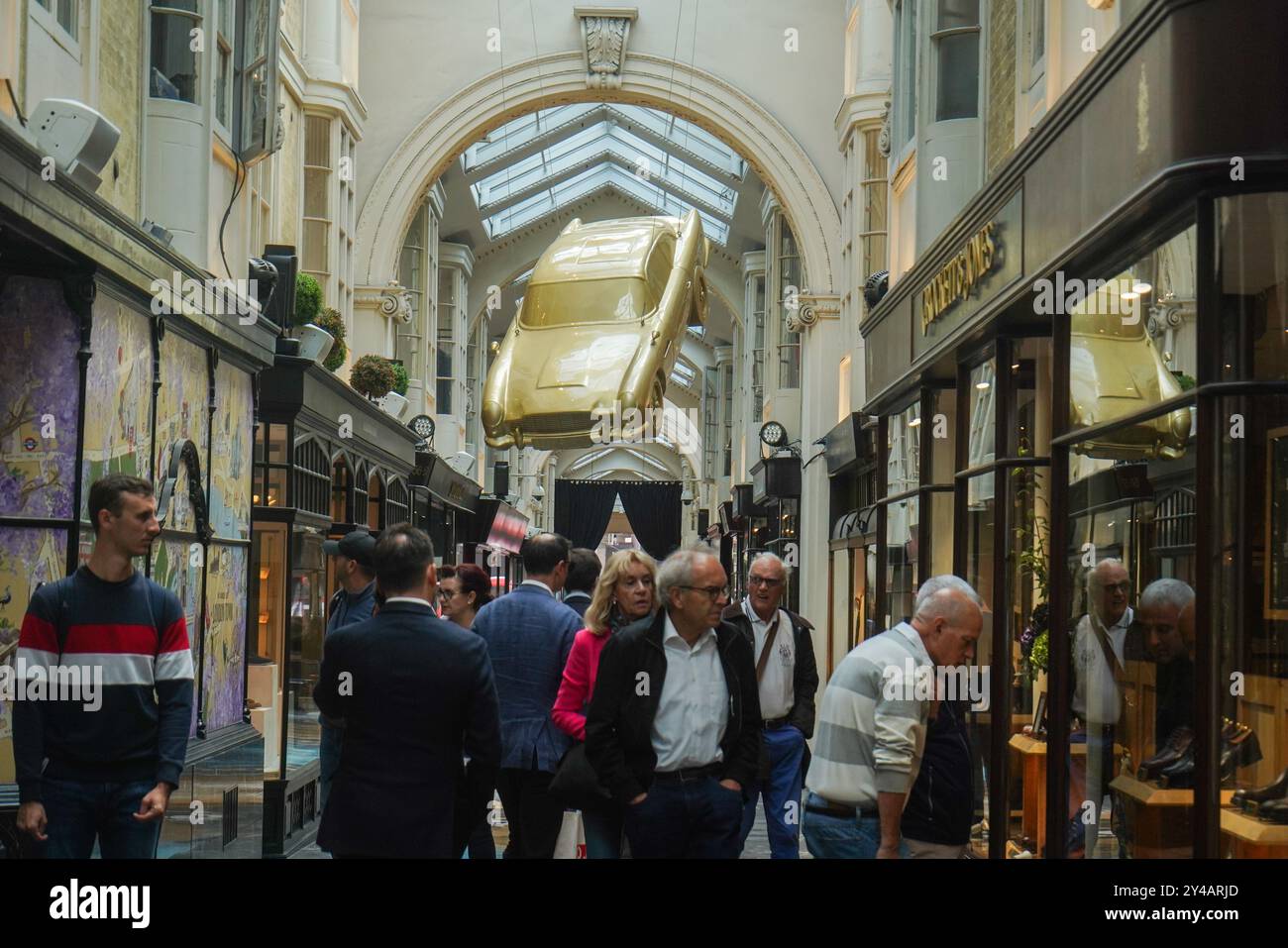 Londres, Royaume-Uni. 17 septembre 2024 Une réplique Aston Martin DB5 Hands à la Burlington Arcade à Piccadilly est décorée avec le thème James Bond 007 pour célébrer les 60 ans de GoldfingerCredit : Amer Ghazzal/Alamy Live News Banque D'Images