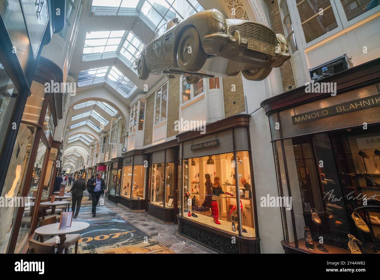 Londres, Royaume-Uni. 17 septembre 2024 Une réplique Aston Martin DB5 Hands à la Burlington Arcade à Piccadilly est décorée avec le thème James Bond 007 pour célébrer les 60 ans de GoldfingerCredit : Amer Ghazzal/Alamy Live News Banque D'Images