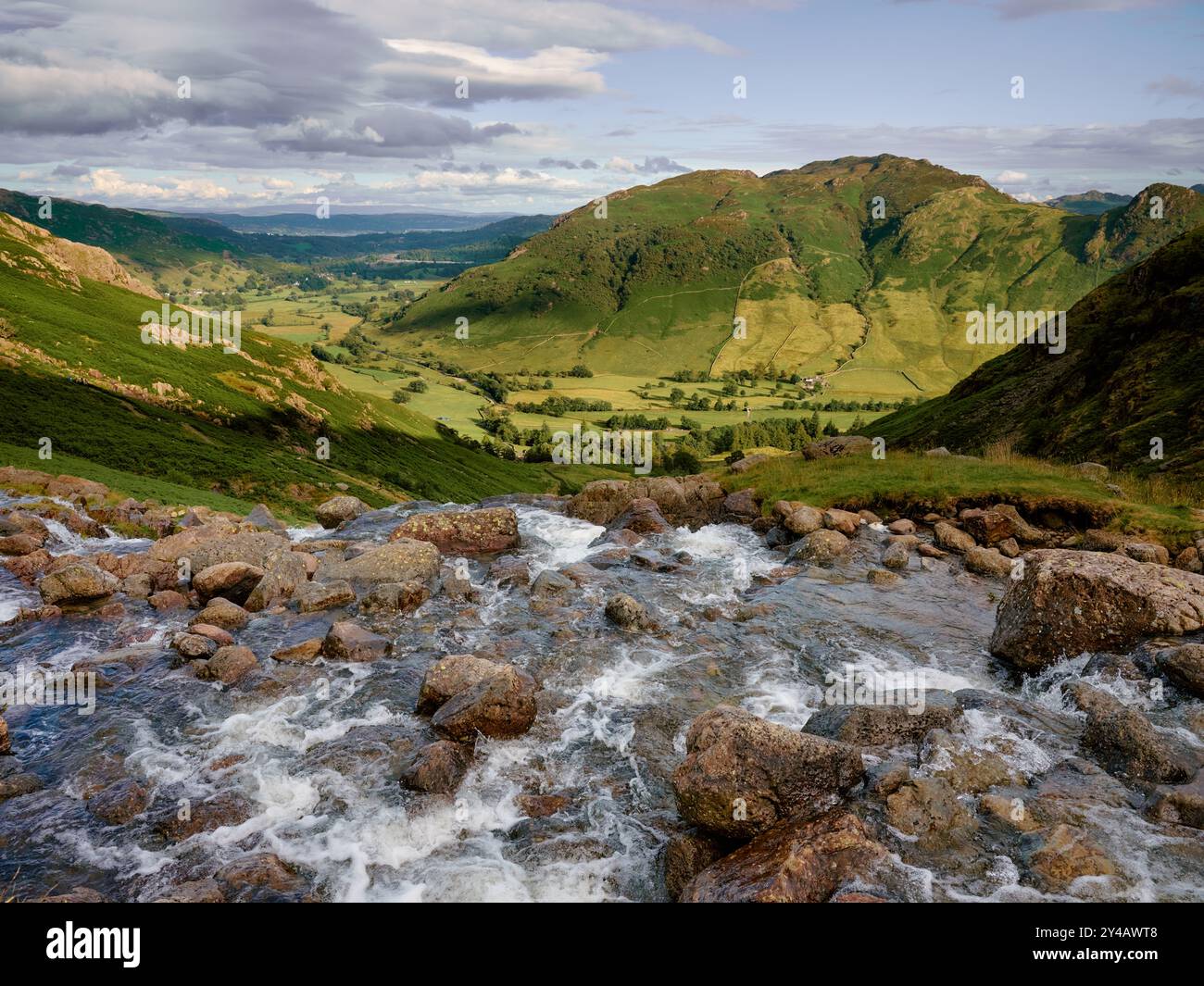 Stickle Ghyll sur le sentier Stickle Tarn et la vue sur la Great Langdale Valley dans le parc national du Lake District, Cumbria England UK Banque D'Images