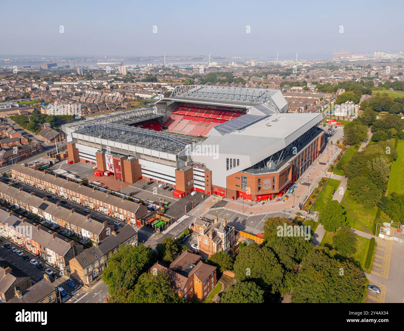 Anfield Stadium, stade du Liverpool Football Club, Liverpool, Royaume-Uni. Terminé Anfield Road Stand au lever du soleil. Banque D'Images