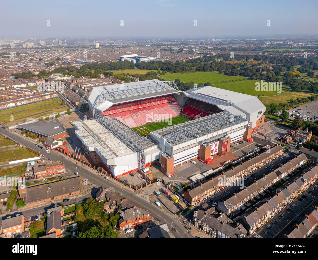 Anfield Stadium, stade du Liverpool Football Club, Liverpool, Royaume-Uni. Terminé Anfield Road Stand au lever du soleil. Banque D'Images