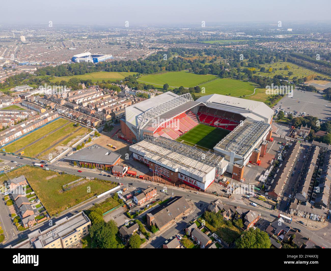 Anfield Stadium, stade du Liverpool Football Club, Liverpool, Royaume-Uni. Terminé Anfield Road Stand et Everton Football Club dans la distance à travers Stanley Park au lever du soleil. Banque D'Images