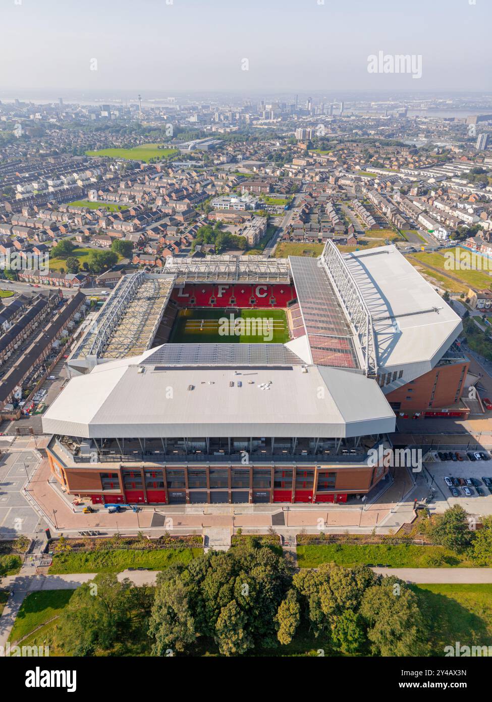 Anfield Stadium, stade du Liverpool Football Club, Liverpool, Royaume-Uni. Terminé Anfield Road Stand au lever du soleil. Banque D'Images