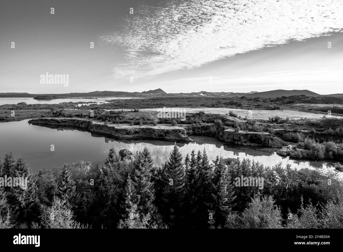 Lac volcanique Myvatn avec reflets et îles, prairies vertes et ciel bleu dans le nord de l'Islande Banque D'Images