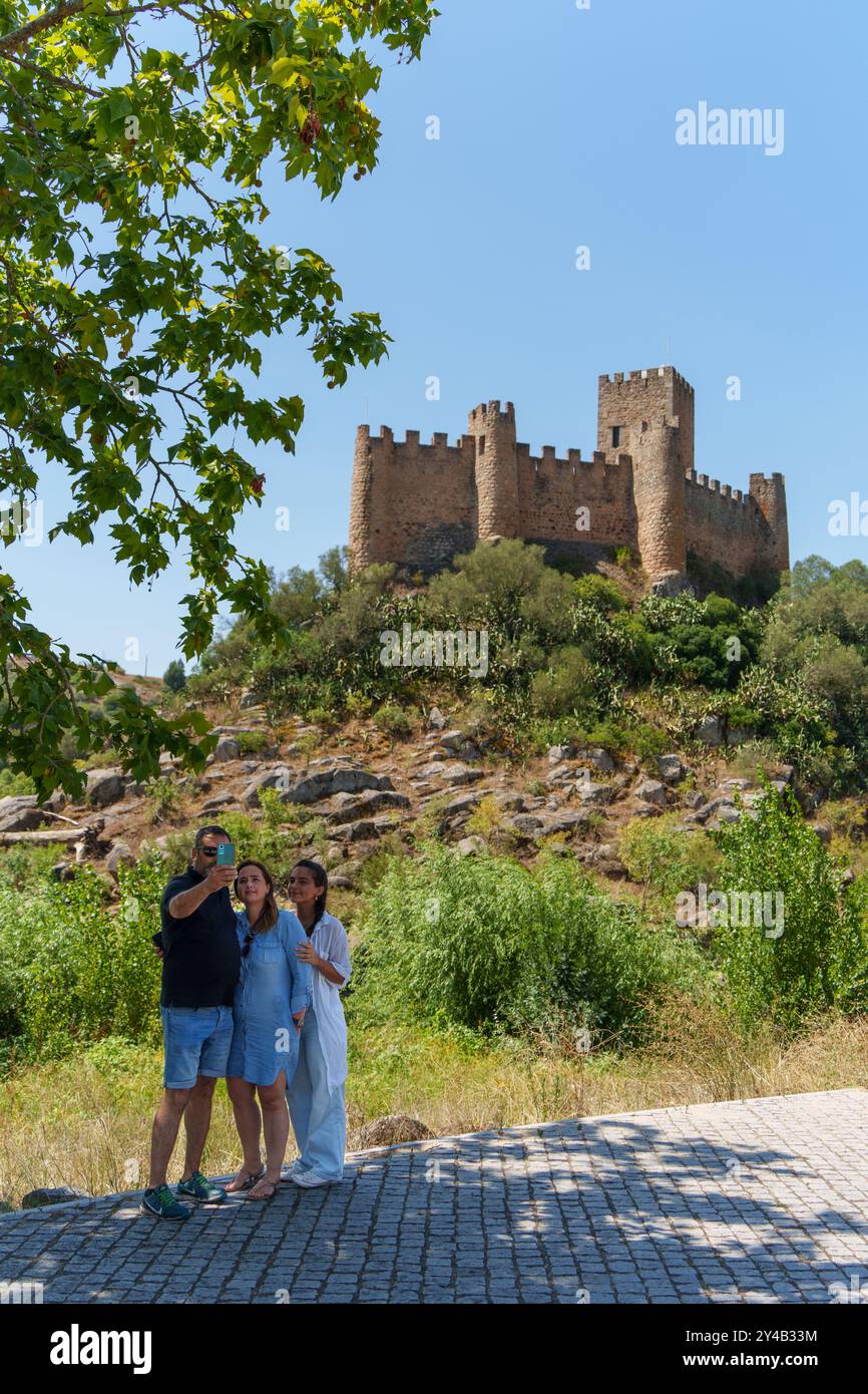 Famille prenant un selfie devant le château médiéval Castelo de Almourol situé sur une île au milieu du Tage au Portugal, en Europe Banque D'Images