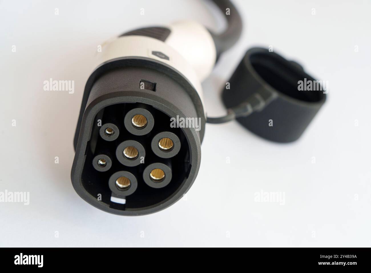 Gros plan d'un connecteur femelle de câble de charge de véhicule électrique de type 2 sur fond blanc Banque D'Images
