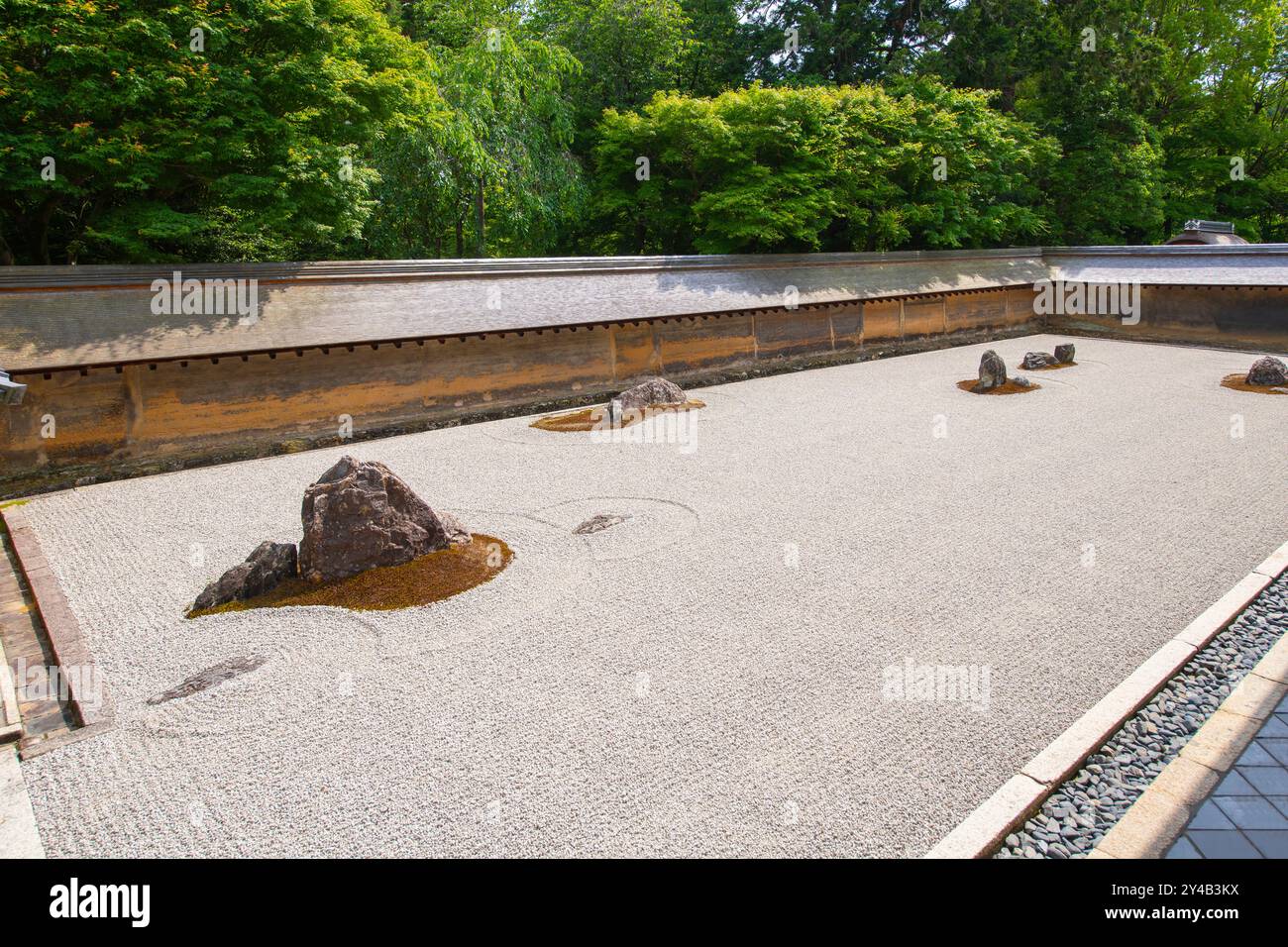 Jardin de roche du paysage sec (Kare sansui) du temple Ryoan Ji. Ce temple est un temple bouddhiste zen dans la ville historique de Kyoto, au Japon. Ce temple belo Banque D'Images