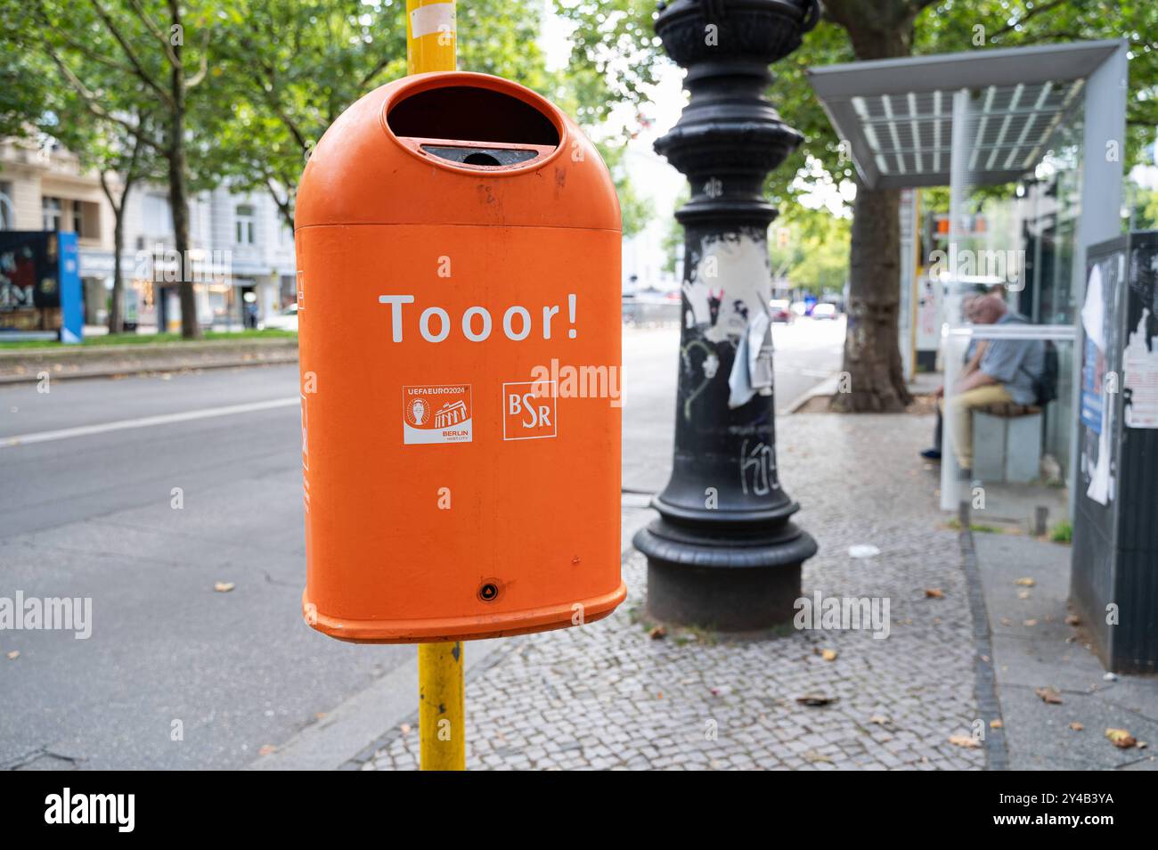 14.07.2024, Berlin, Deutschland, Europa - BSR-Muelleimer mit dem Schriftzug Tooor an einer Bushaltestelle am Kurfuerstendamm in der City West. Die Berliner Stadtreinigung Hat zur UEFA Fussball-Europameisterschaft einige Muelleimer mit Fussball-Spruechen versehen. *** 14 07 2024, Berlin, Allemagne, Europe BSR poubelle avec le mot Tooor à un arrêt de bus sur Kurfuerstendamm dans le service municipal de nettoyage de la ville de West Berlins a décoré certaines poubelles avec des slogans de football pour les Championnats d'Europe de football de l'UEFA Banque D'Images