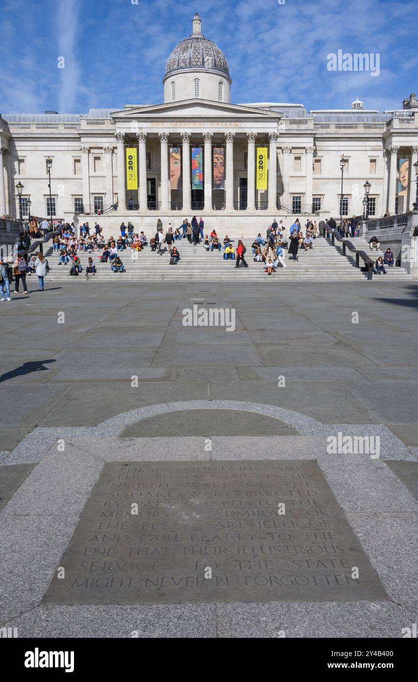 Londres, Royaume-Uni. Galerie nationale et inscription concernant les fontaines et les bustes de Trafalgar Square. Banque D'Images