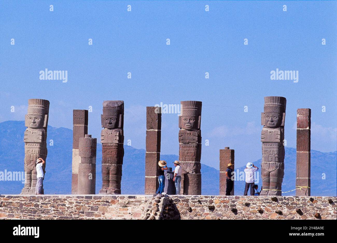 Mexique, Tula. Touristes visitant Atlants de Toltec Morningstar Pyramid. Les quatre Atlantes représentent le roi-prêtre et demi-Dieu Quetzalcoatl. Banque D'Images