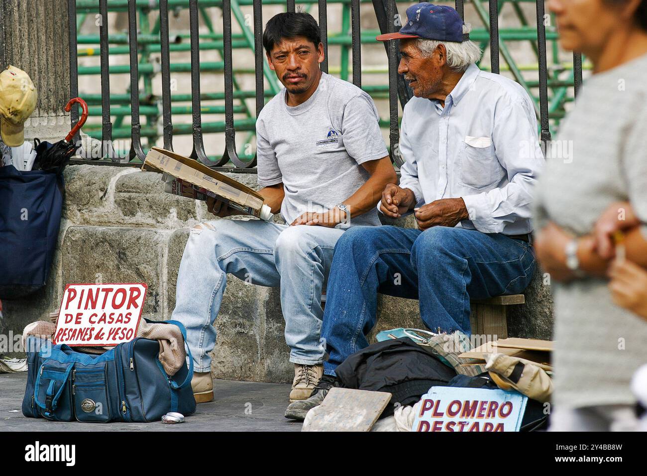 Mexique, Mexico - Peintres, briques, plâtres, plombiers, les électriciens et les crics-de-tous-métiers attendent avec leurs outils sur la place principale et sur Banque D'Images