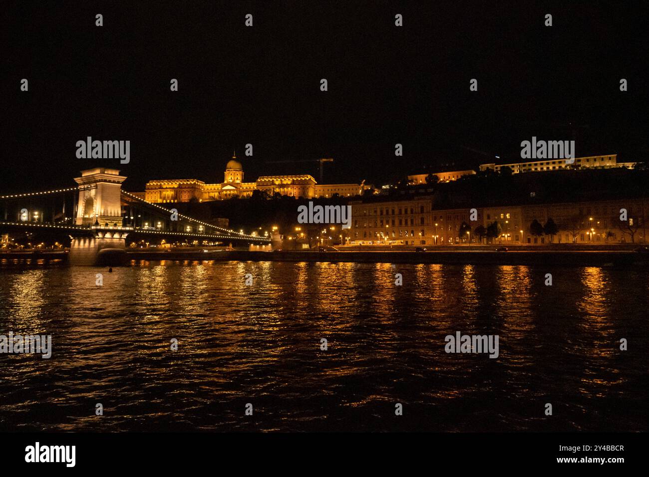 Château de Buda la nuit depuis le Danube à Budapest, Hongrie Banque D'Images