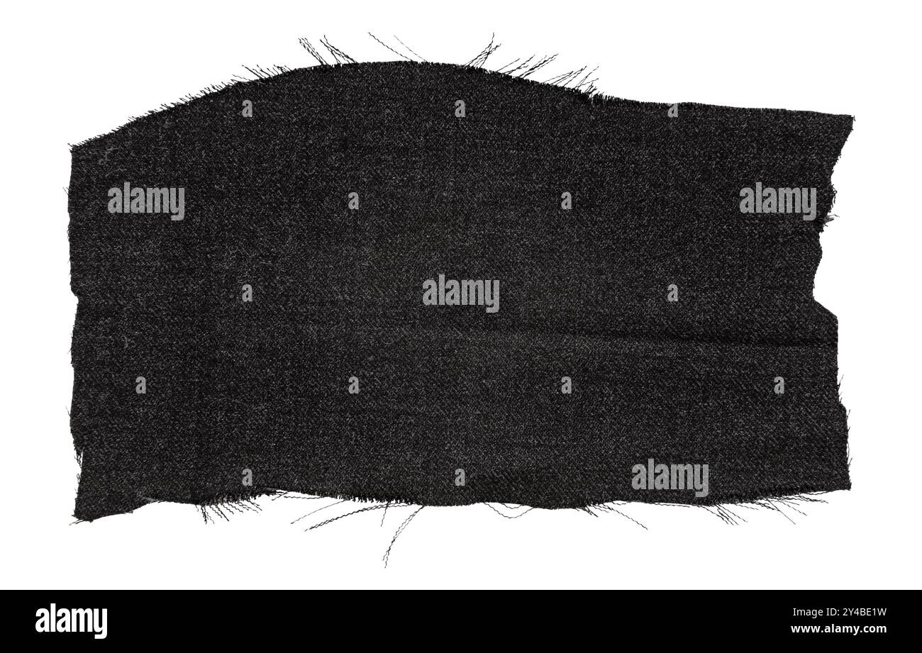 Un morceau de tissu noir déchiré sur un fond blanc. Isolat textile Banque D'Images Un morceau de tissu noir déchiré sur un fond blanc. Isolat textile Banque D'Images
