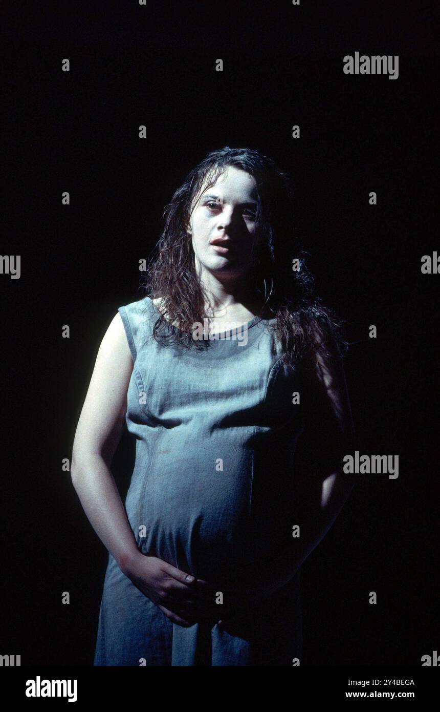Monica Dolan (Juliet) in MEASURE FOR MEASURE de Shakespeare à la Royal Shakespeare Company (RSC), Royal Shakespeare Theatre, Stratford-upon-Avon, Angleterre 20/10/1994 musique : Jason Carr design : Ashley Martin-Davies éclairage : Brian Harris combats : Terry King réalisateur : Steven Pimlott Banque D'Images