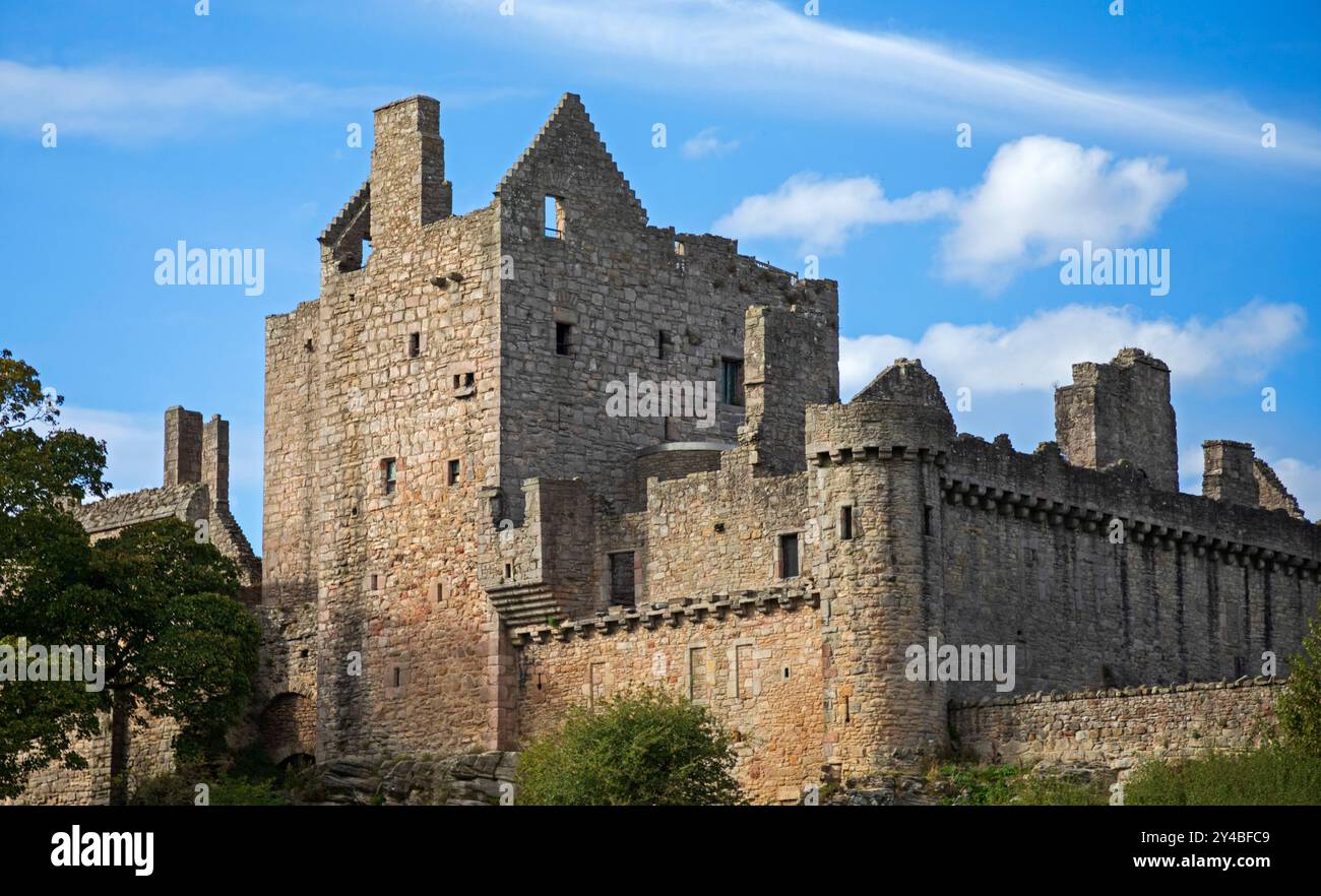 Château de Craigmillar, Édimbourg, Écosse Royaume-Uni. 17 septembre 2024. Ciel bleu et nuages moelleux température 22 degrés centigrades, lieu de tournage de la série populaire Outlander il a été couronné le meilleur «joyau caché» de la ville en 2024. La famille Preston de Craigmillar, les barons féodaux locaux, a commencé à construire à la fin du XIVe siècle et les travaux de construction ont continué à travers les XVe et XVIe siècles. En 1660, le château fut vendu à Sir John Gilmour, Lord Président de la Cour de session, qui insuffla une nouvelle vie au château vieillissant. Maintenant sous la garde de Historic Environment Scotland. Banque D'Images