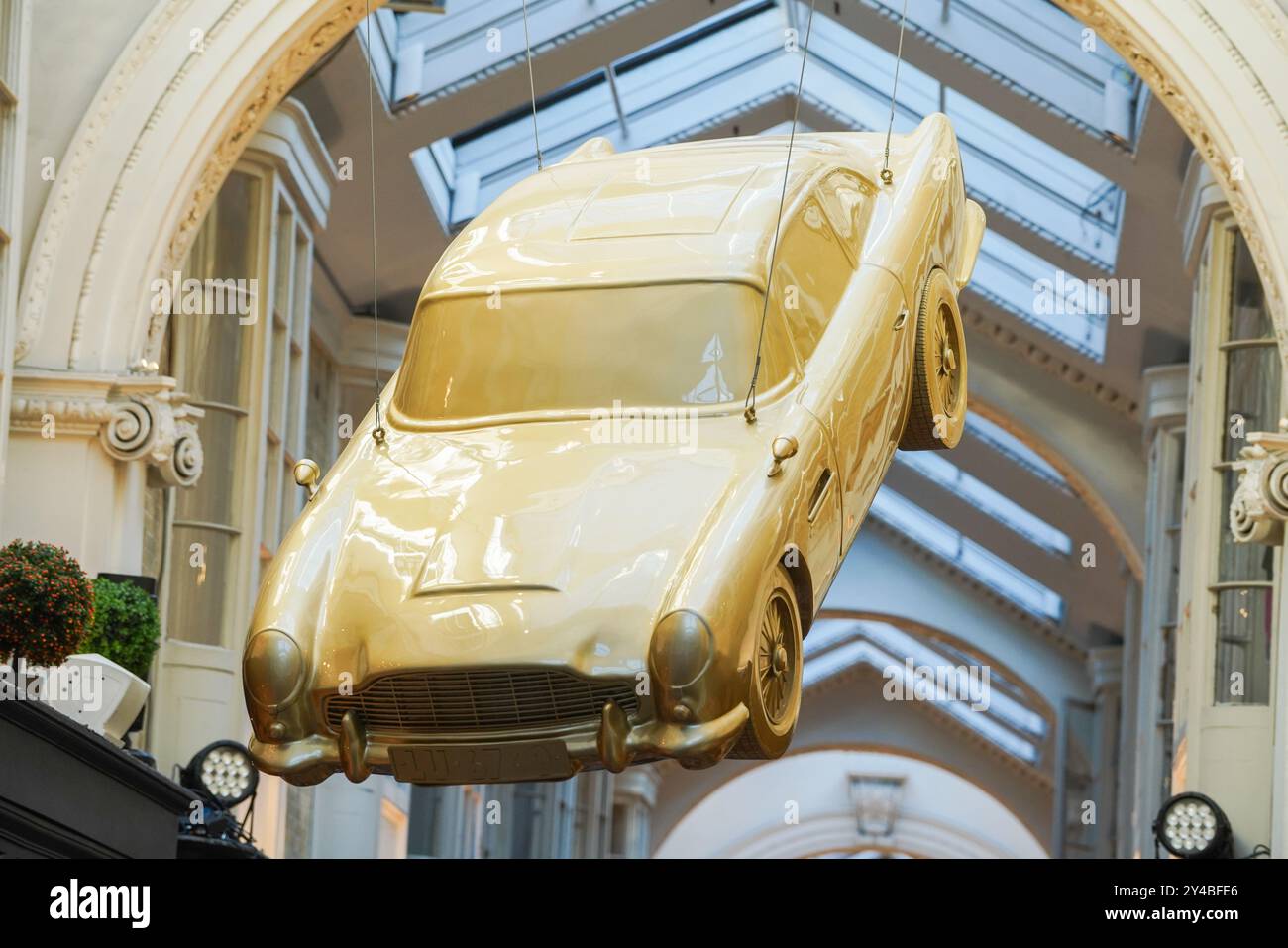 Londres, Royaume-Uni. 17 septembre 2024 Une réplique Aston Martin DB5 Hands à la Burlington Arcade à Piccadilly est décorée avec le thème James Bond 007 pour célébrer les 60 ans de GoldfingerCredit : Amer Ghazzal/Alamy Live News Banque D'Images