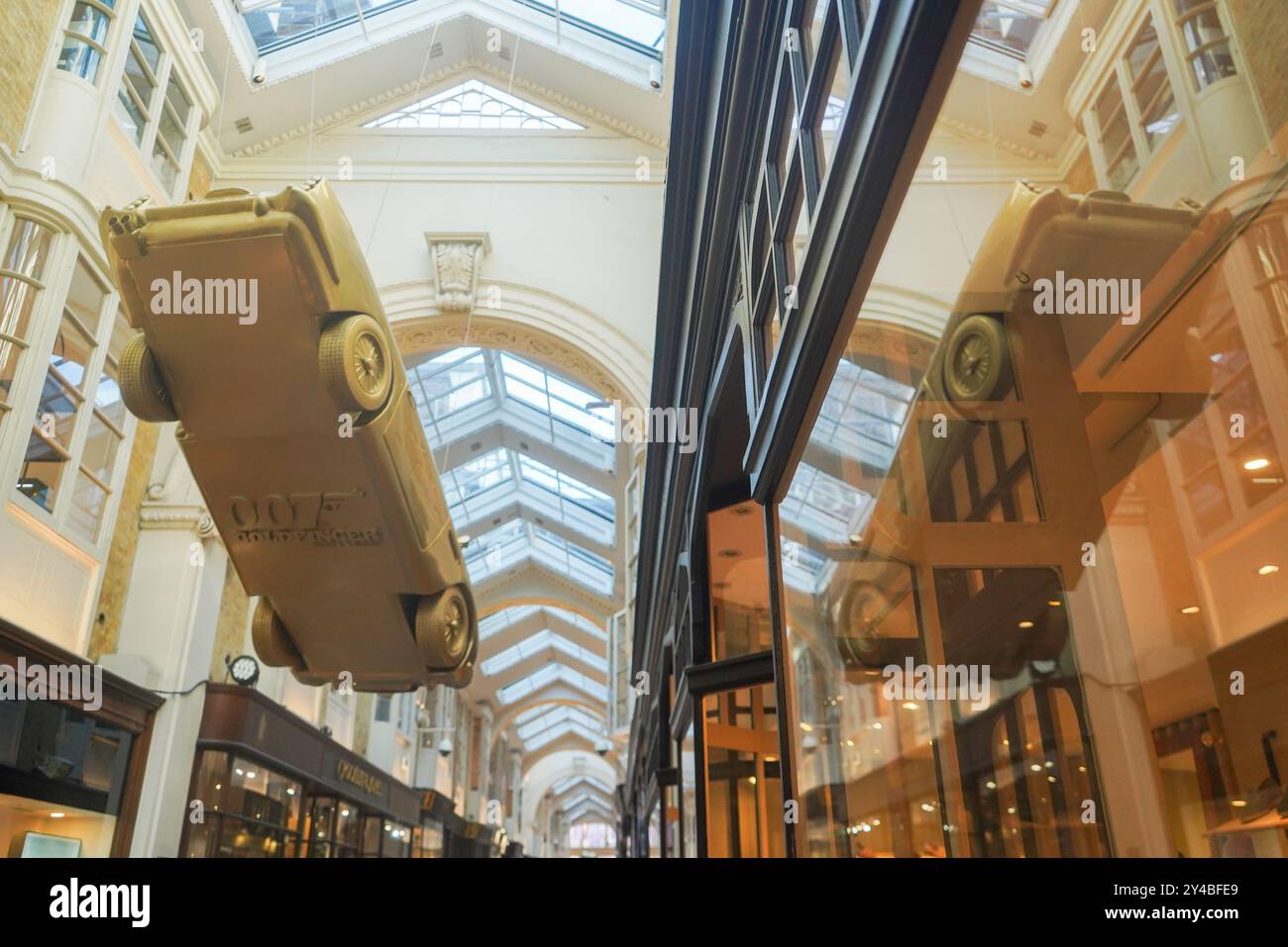 Londres, Royaume-Uni. 17 septembre 2024 Une réplique Aston Martin DB5 Hands à la Burlington Arcade à Piccadilly est décorée avec le thème James Bond 007 pour célébrer les 60 ans de GoldfingerCredit : Amer Ghazzal/Alamy Live News Banque D'Images