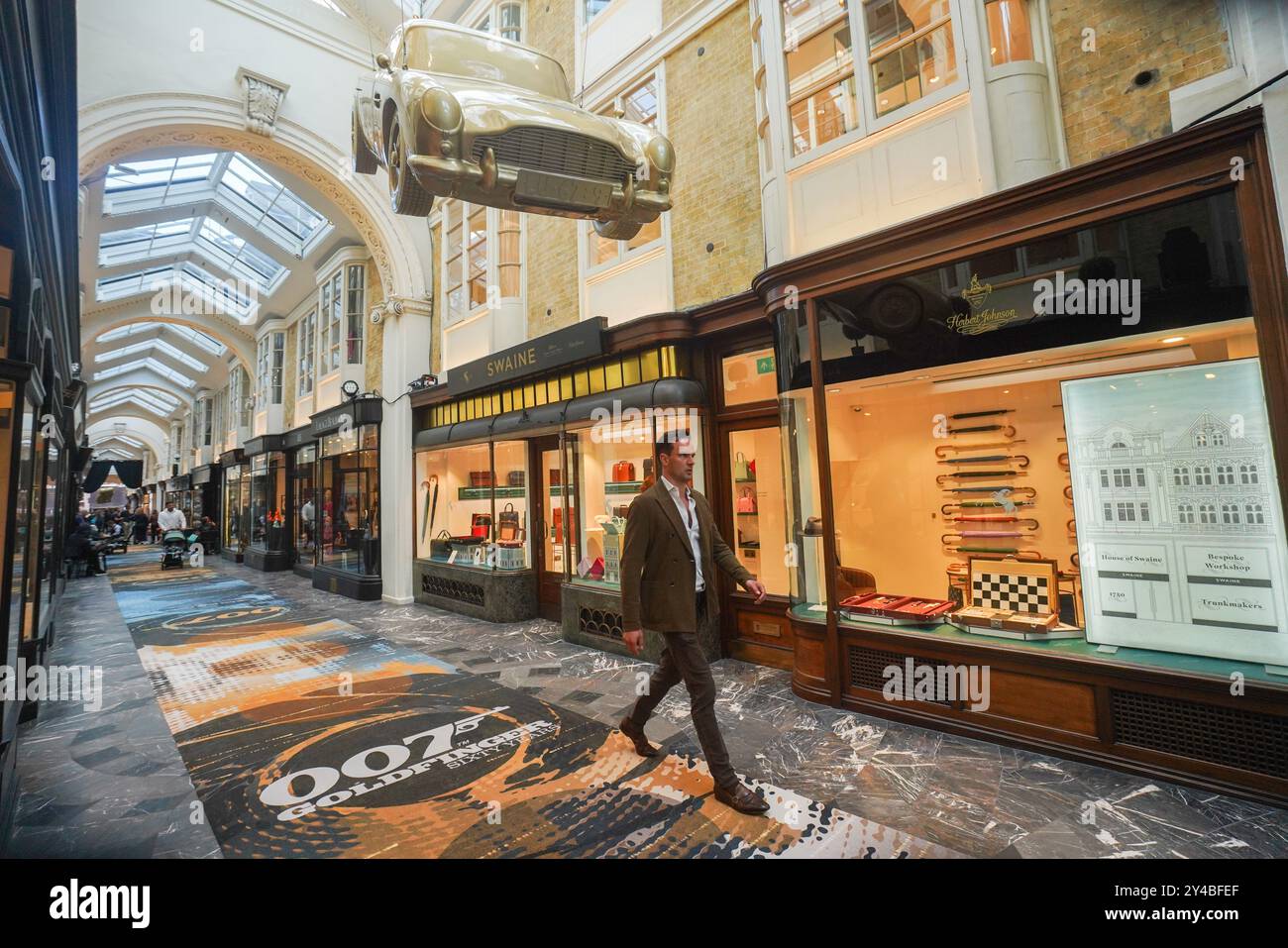 Londres, Royaume-Uni. 17 septembre 2024 Une réplique Aston Martin DB5 Hands à la Burlington Arcade à Piccadilly est décorée avec le thème James Bond 007 pour célébrer les 60 ans de GoldfingerCredit : Amer Ghazzal/Alamy Live News Banque D'Images