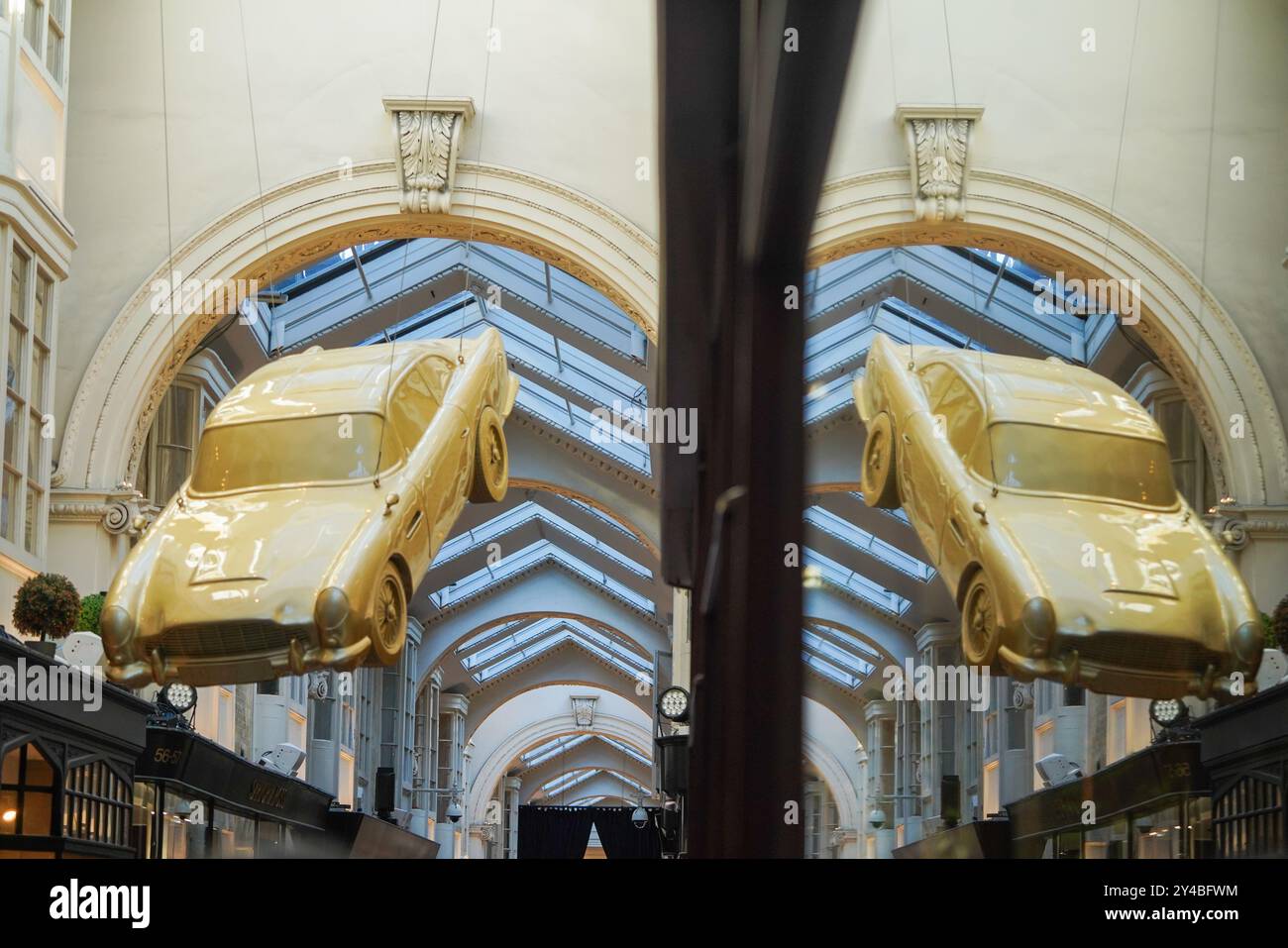 Londres, Royaume-Uni. 17 septembre 2024 Une réplique Aston Martin DB5 Hands à la Burlington Arcade à Piccadilly est décorée avec le thème James Bond 007 pour célébrer les 60 ans de GoldfingerCredit : Amer Ghazzal/Alamy Live News Banque D'Images