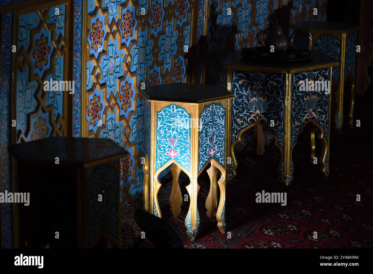 Khiva, Ouzbékistan - 15 septembre 2024 : intérieur de la salle Trone de Konya Ark (vieille forteresse), la citadelle dans l'Itchan Kala, la vieille ville historique de Khi Banque D'Images