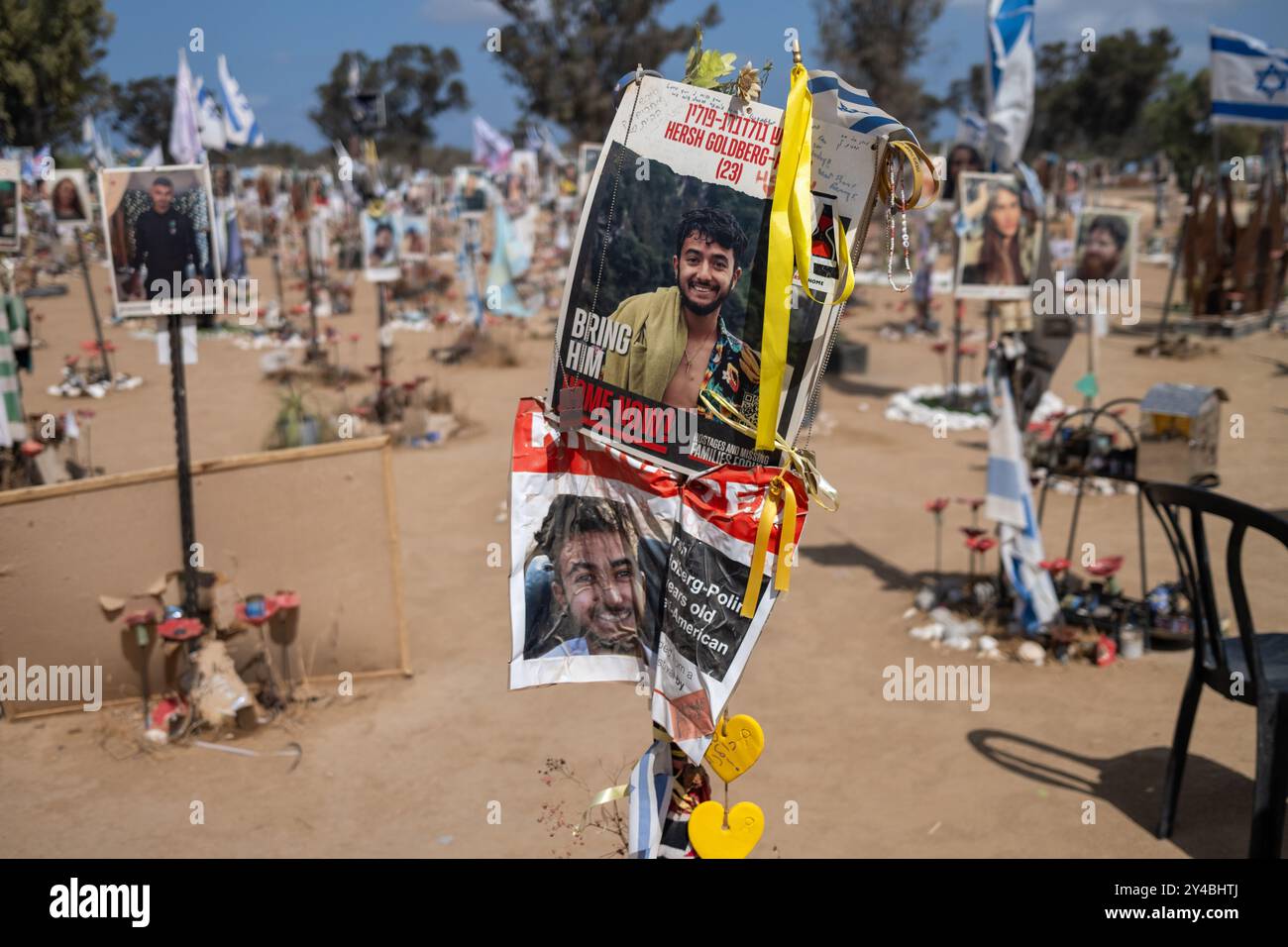Un hommage à Hersh Goldberg-Polin, 23 ans, américain et israélien, sur le site commémoratif du Nova Festival au Kibboutz Re'im, en Israël. Banque D'Images