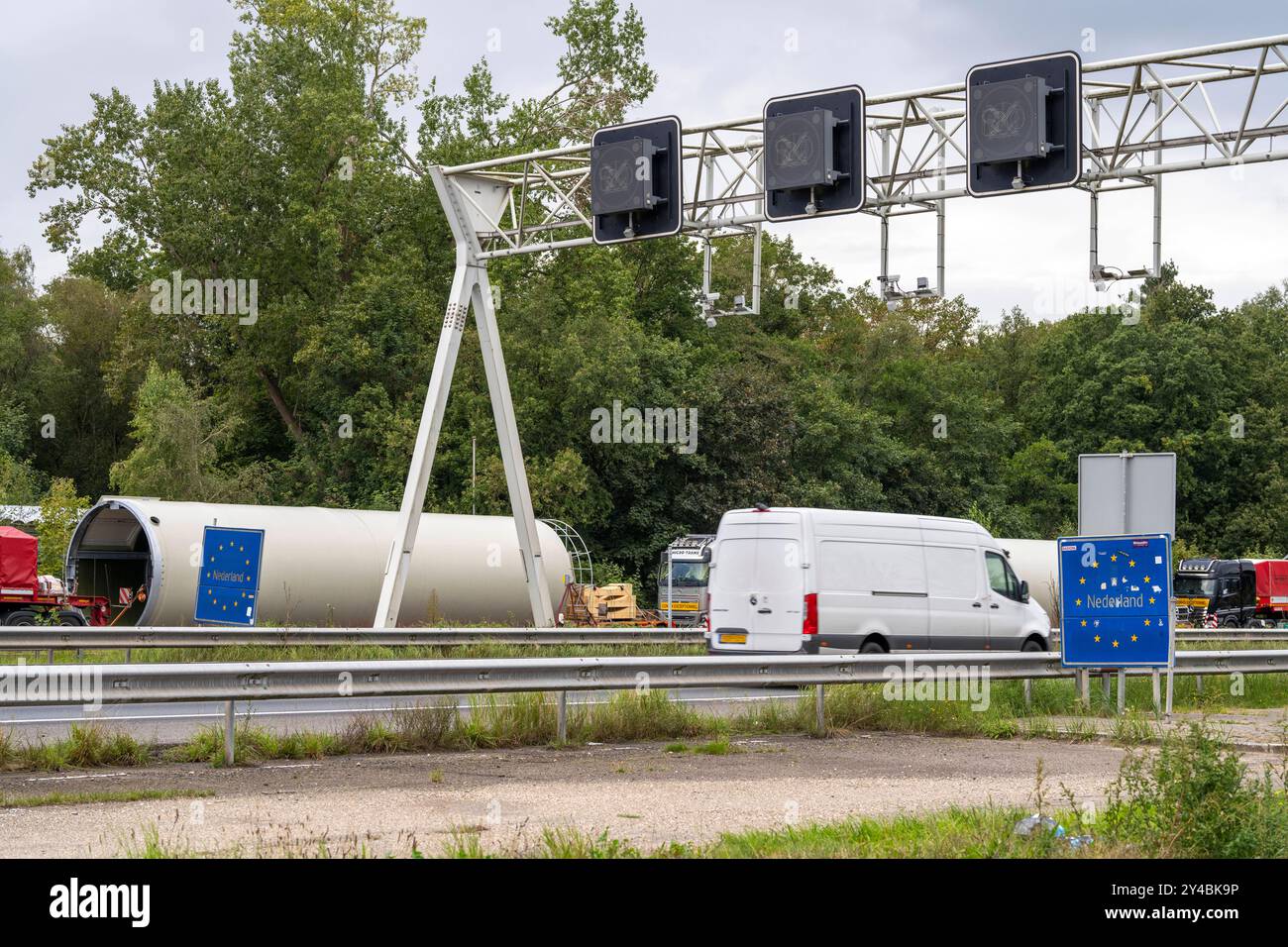 Autobahn A3, Grenzübergang ohne Kontrollen, BEI Emmerich Elten, von Deutschland in die Niederlande, Kameras an Verkehrszeichenbrücke filmen die Fahrzeuge und registrieren die Kennzeichen, NRW, Deutschland d NL Grenze *** Autobahn A3, passage frontalier sans contrôle, près d'Emmerich Elten, d'Allemagne aux pays-Bas, les caméras sur le pont de signalisation filment les véhicules et immatriculer les plaques d'immatriculation, NRW, Allemagne d NL frontière Banque D'Images