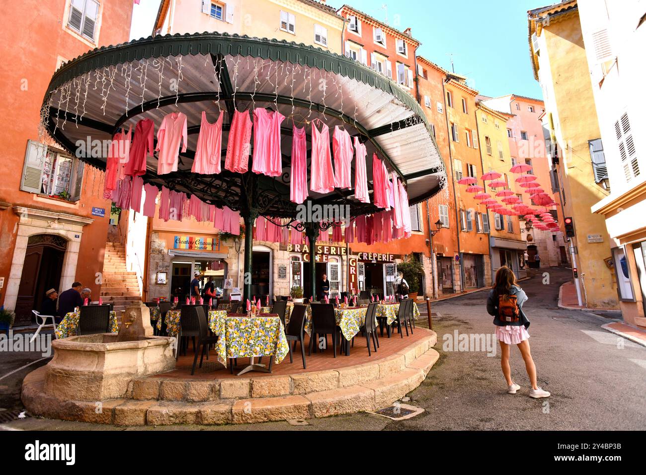 Des vêtements roses décorent un restaurant dans les rues de Grasse en France Banque D'Images