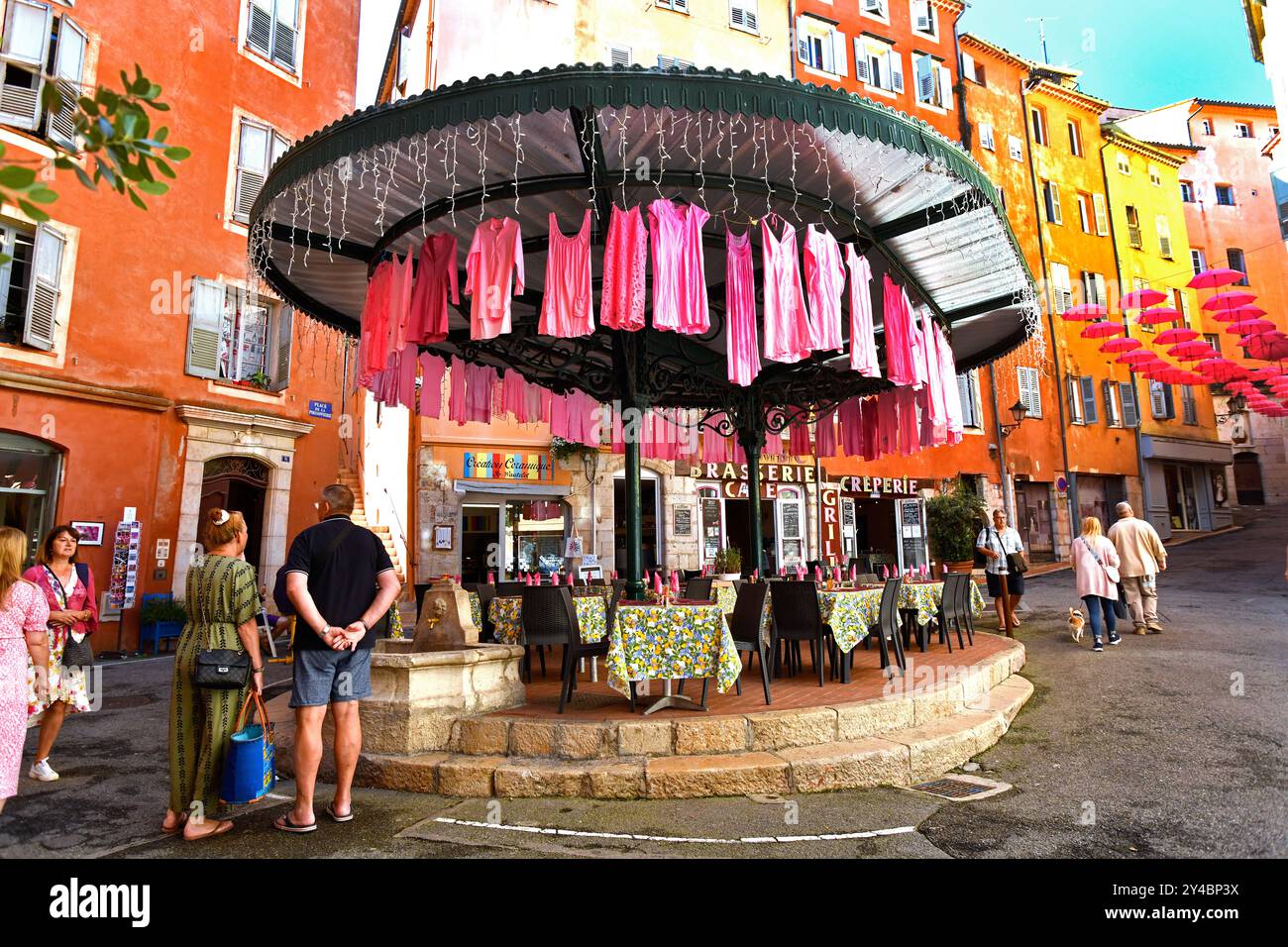 Des vêtements roses décorent un restaurant dans les rues de Grasse en France Banque D'Images