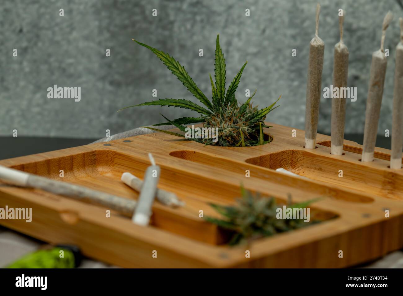 Boîte de couleur claire en bois avec joints et marijuana fraîche et vieux mur de pierre Banque D'Images