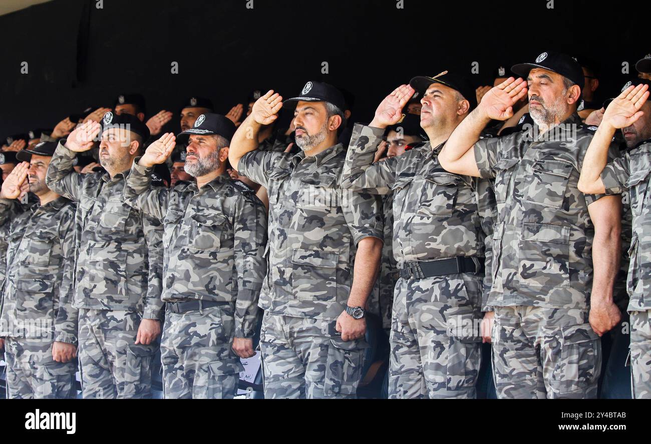 Gaza, Palestine. 20 juillet 2022. La Direction générale de la formation du Ministère de l'intérieur et de la sécurité nationale organise une cérémonie de remise des diplômes dans la ville de Gaza à l'intention des officiers qui ont suivi avec succès leur formation. Les officiers nouvellement diplômés ont effectué des exercices pour montrer leurs compétences acquises. La cérémonie s’est déroulée en présence du général de division Mohammed Khalaf, Directeur général de la Direction. Les membres de la famille des officiers nouvellement diplômés ont assisté à la cérémonie Banque D'Images