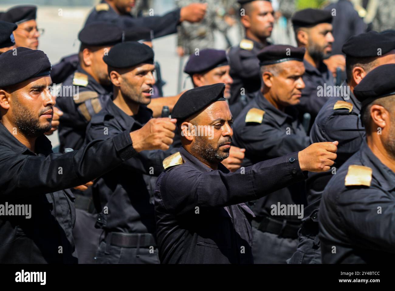 Gaza, Palestine. 20 juillet 2022. La Direction générale de la formation du Ministère de l'intérieur et de la sécurité nationale organise une cérémonie de remise des diplômes dans la ville de Gaza à l'intention des officiers qui ont suivi avec succès leur formation. Les officiers nouvellement diplômés ont effectué des exercices pour montrer leurs compétences acquises. La cérémonie s’est déroulée en présence du général de division Mohammed Khalaf, Directeur général de la Direction. Les membres de la famille des officiers nouvellement diplômés ont assisté à la cérémonie Banque D'Images