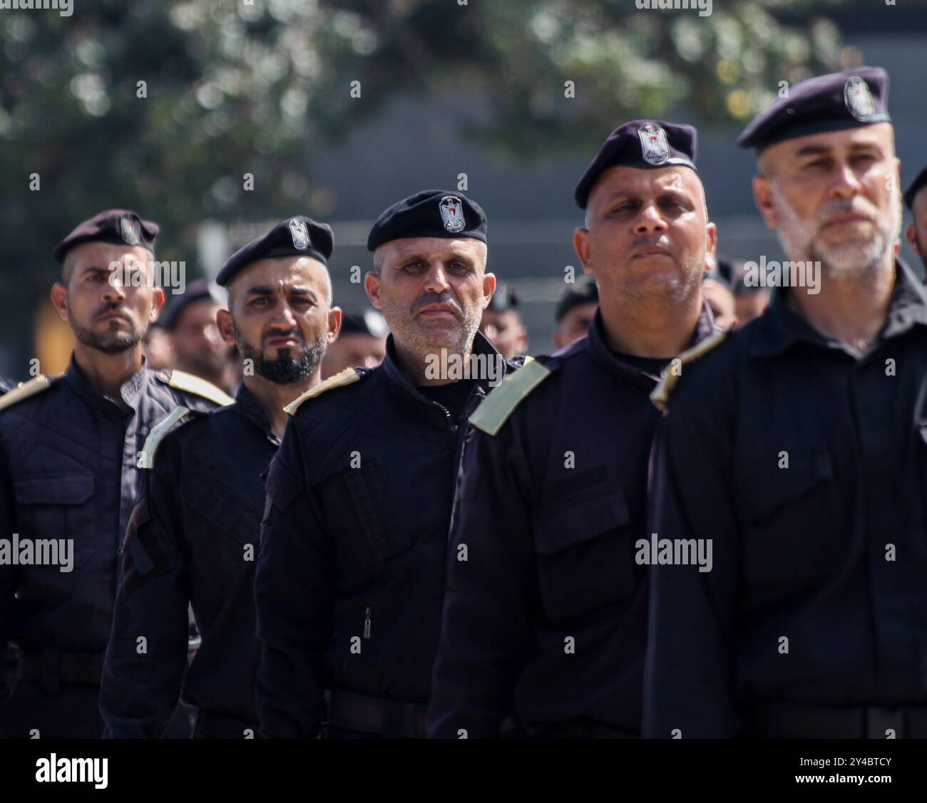 Gaza, Palestine. 20 juillet 2022. La Direction générale de la formation du Ministère de l'intérieur et de la sécurité nationale organise une cérémonie de remise des diplômes dans la ville de Gaza à l'intention des officiers qui ont suivi avec succès leur formation. Les officiers nouvellement diplômés ont effectué des exercices pour montrer leurs compétences acquises. La cérémonie s’est déroulée en présence du général de division Mohammed Khalaf, Directeur général de la Direction. Les membres de la famille des officiers nouvellement diplômés ont assisté à la cérémonie Banque D'Images