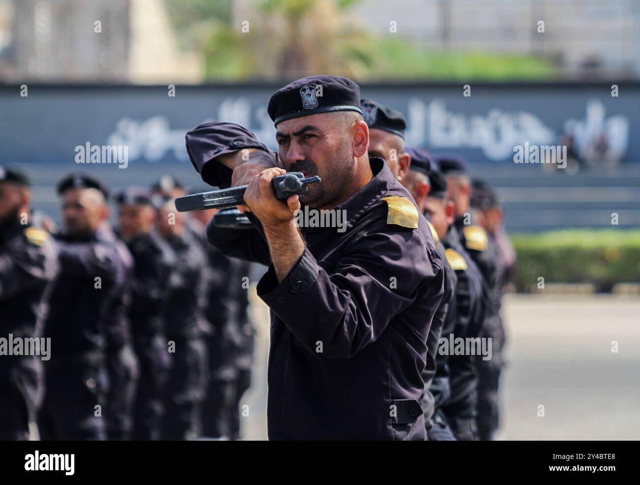 Gaza, Palestine. 20 juillet 2022. La Direction générale de la formation du Ministère de l'intérieur et de la sécurité nationale organise une cérémonie de remise des diplômes dans la ville de Gaza à l'intention des officiers qui ont suivi avec succès leur formation. Les officiers nouvellement diplômés ont effectué des exercices pour montrer leurs compétences acquises. La cérémonie s’est déroulée en présence du général de division Mohammed Khalaf, Directeur général de la Direction. Les membres de la famille des officiers nouvellement diplômés ont assisté à la cérémonie Banque D'Images