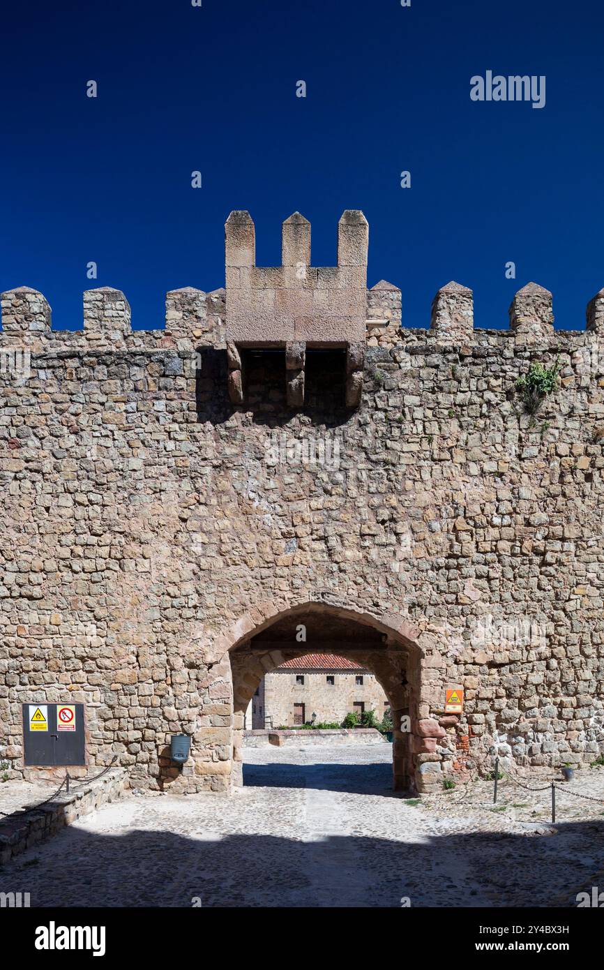 Découvrez le Parador de Sigüenza, un hôtel moderne dans un château médiéval, riche en histoire et en architecture étonnante en Castille-la Manche. Banque D'Images