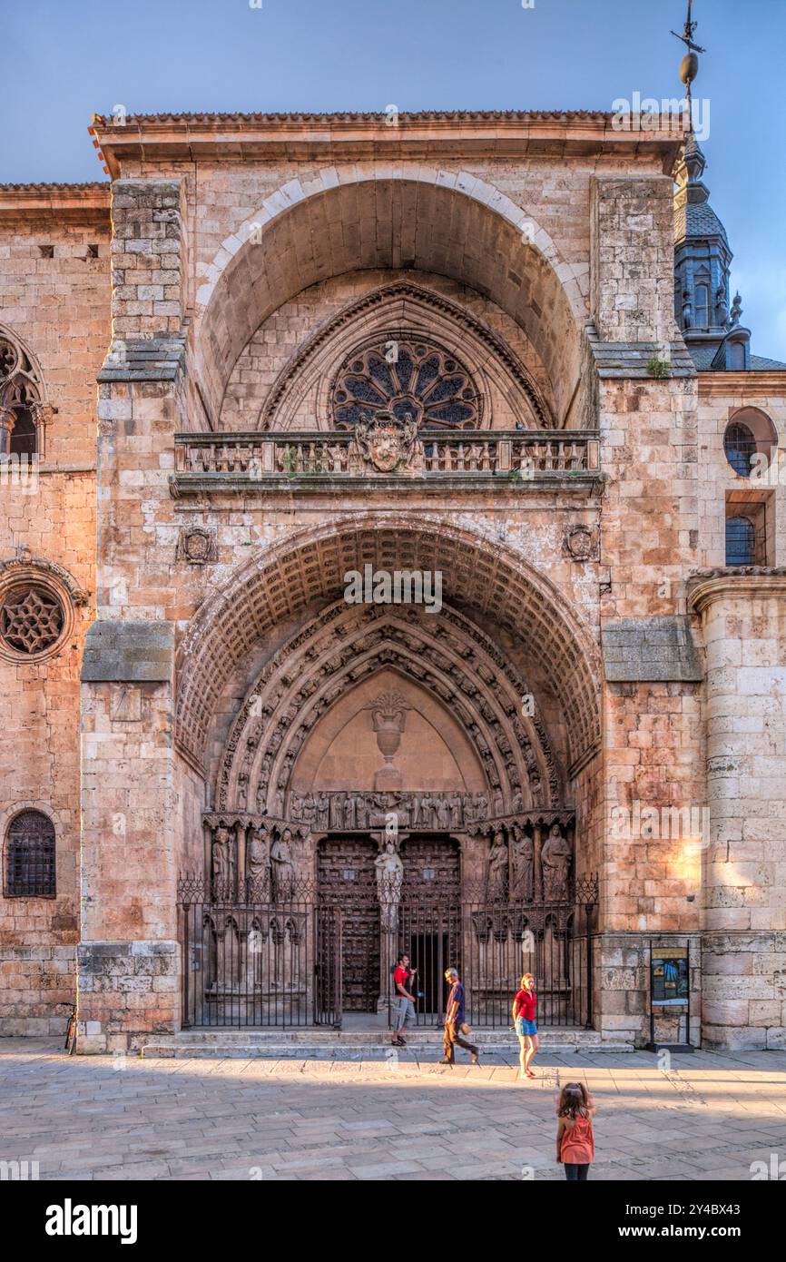 Burgo de Osma, Espagne, le 12 août 2009, les visiteurs admirent les détails complexes de la façade de la cathédrale à El Burgo de Osma, Soria, présentant une riche arche Banque D'Images
