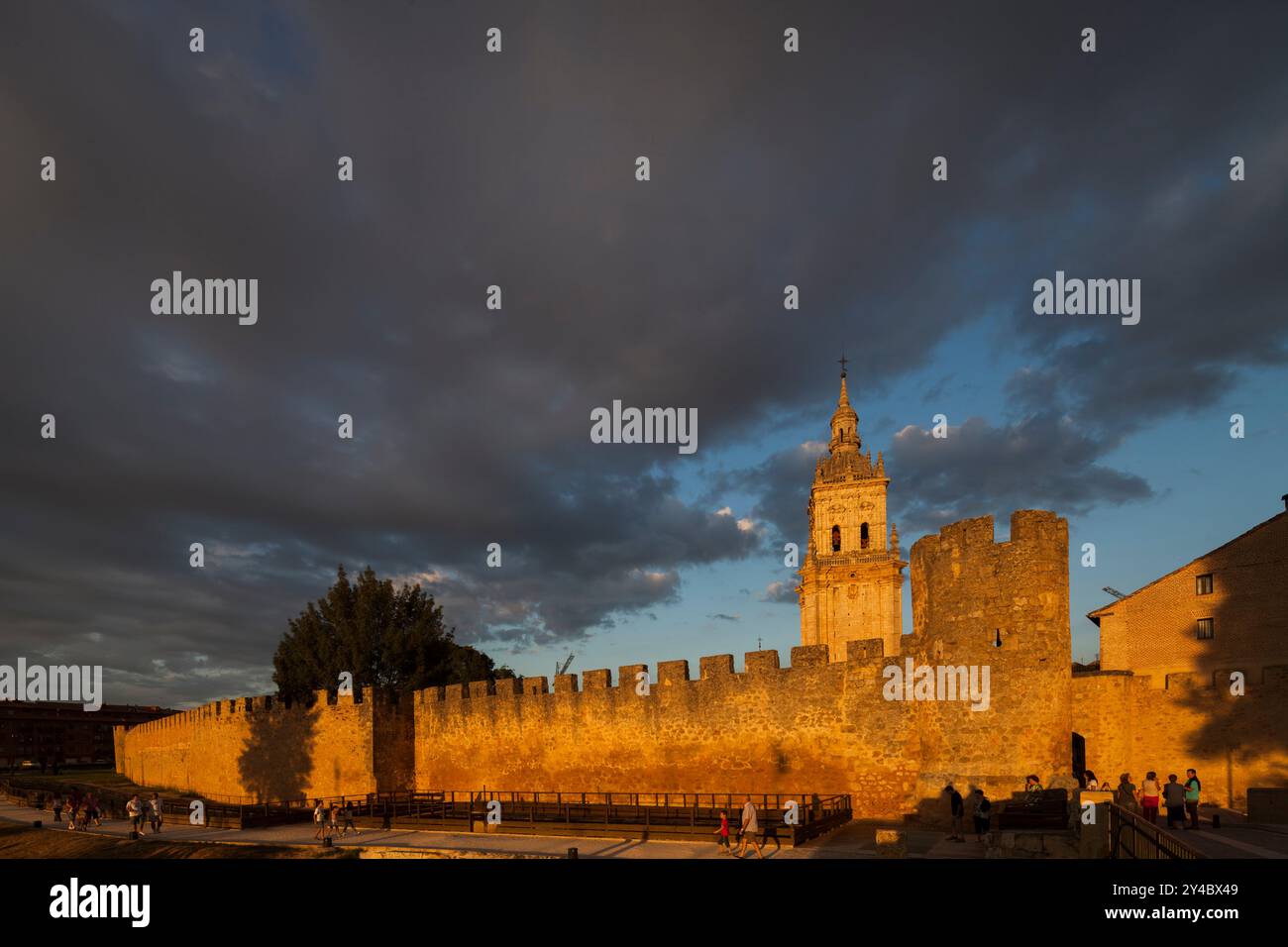 Burgo de Osma, Espagne, 12 août 2009, la lumière dorée baigne les remparts de la ville et la cathédrale d'El Burgo de Osma au coucher du soleil, soulignant le beau style architectural Banque D'Images