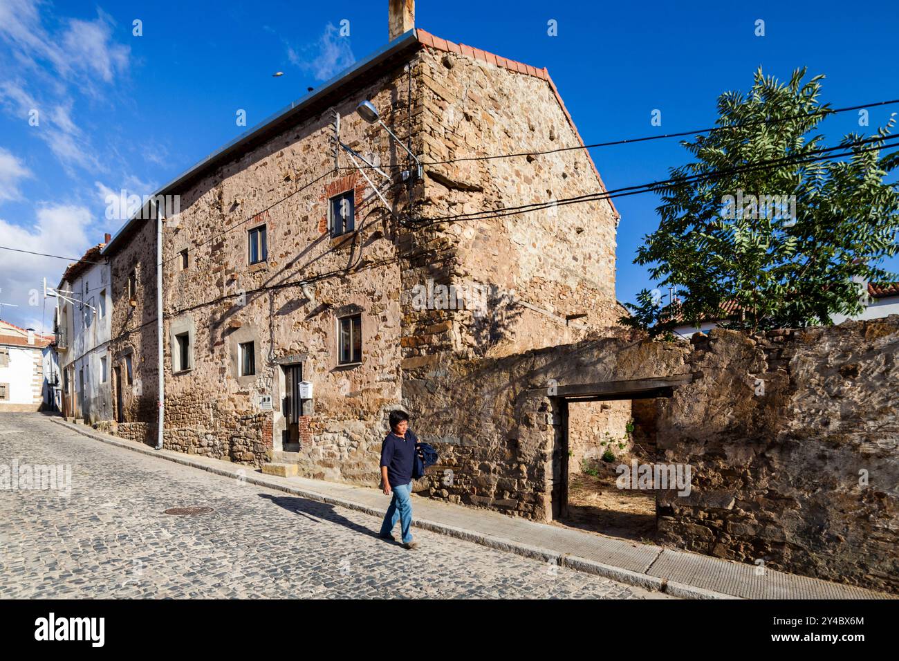 Soria, Espagne, 13 août 2009, explorez les charmantes rues d'Almarza, où les bâtiments historiques présentent l'architecture espagnole traditionnelle sous un clair Banque D'Images