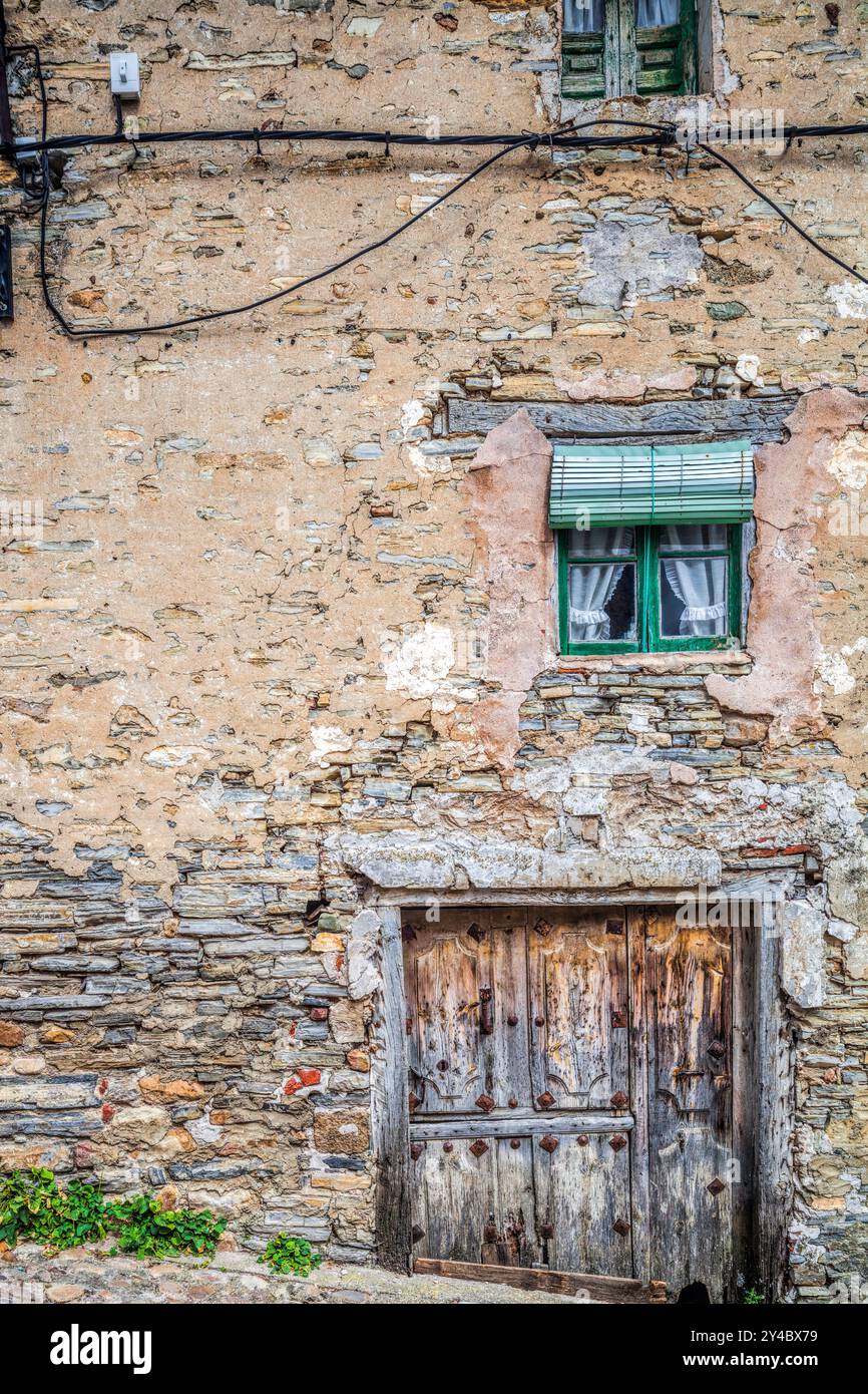 Découvrez la beauté rustique des maisons en pierre altérée et des fenêtres pittoresques à Yanguas, Soria, mettant en valeur une charmante architecture historique. Banque D'Images