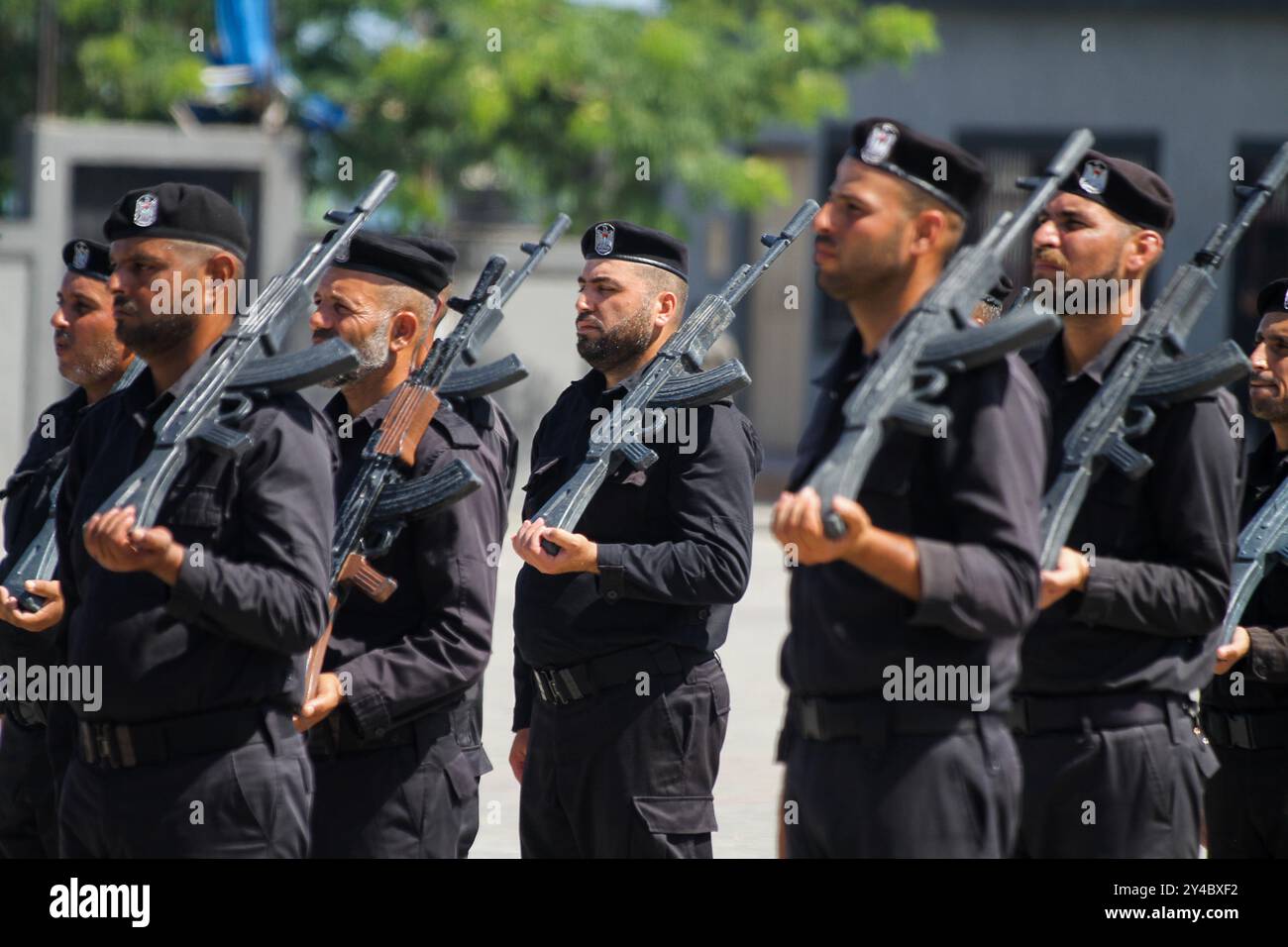 Gaza, Palestine. 20 juillet 2022. La Direction générale de la formation du Ministère de l'intérieur et de la sécurité nationale organise une cérémonie de remise des diplômes dans la ville de Gaza à l'intention des officiers qui ont suivi avec succès leur formation. Les officiers nouvellement diplômés ont effectué des exercices pour montrer leurs compétences acquises. La cérémonie s’est déroulée en présence du général de division Mohammed Khalaf, Directeur général de la Direction. Les membres de la famille des officiers nouvellement diplômés ont assisté à la cérémonie Banque D'Images