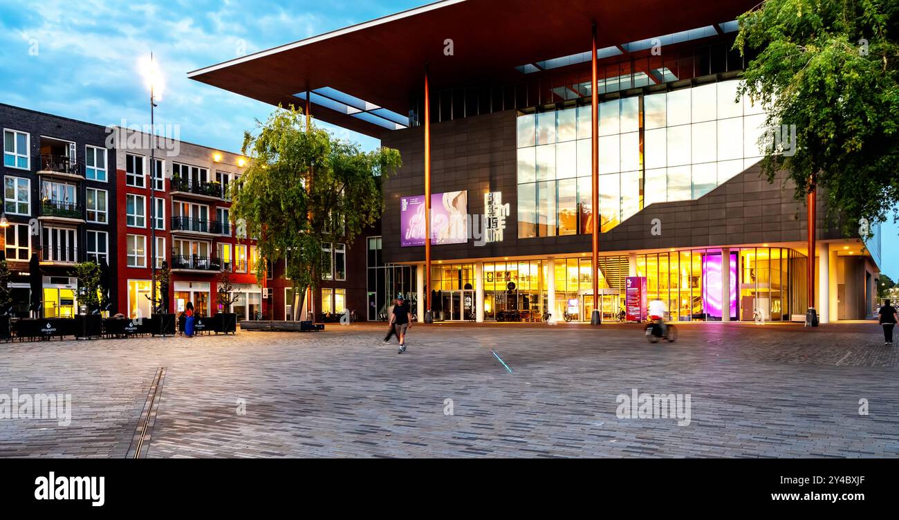 Leeuwarden, pays-Bas, 7.09.2024 : Musée des frites à Leeuwarden au crépuscule, Frise Banque D'Images